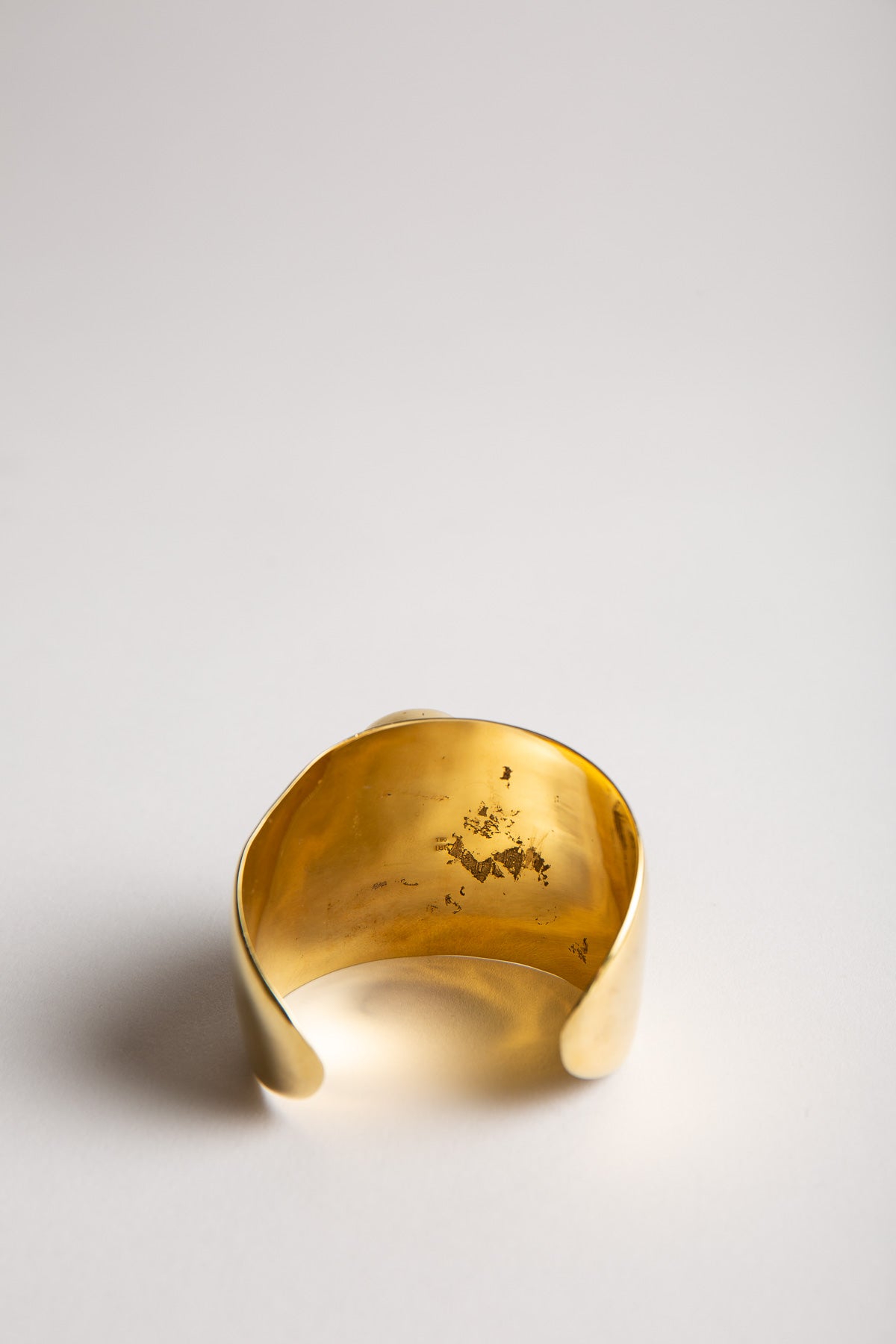 TOM BINNS | LARGE GOLD SKULL CUFF