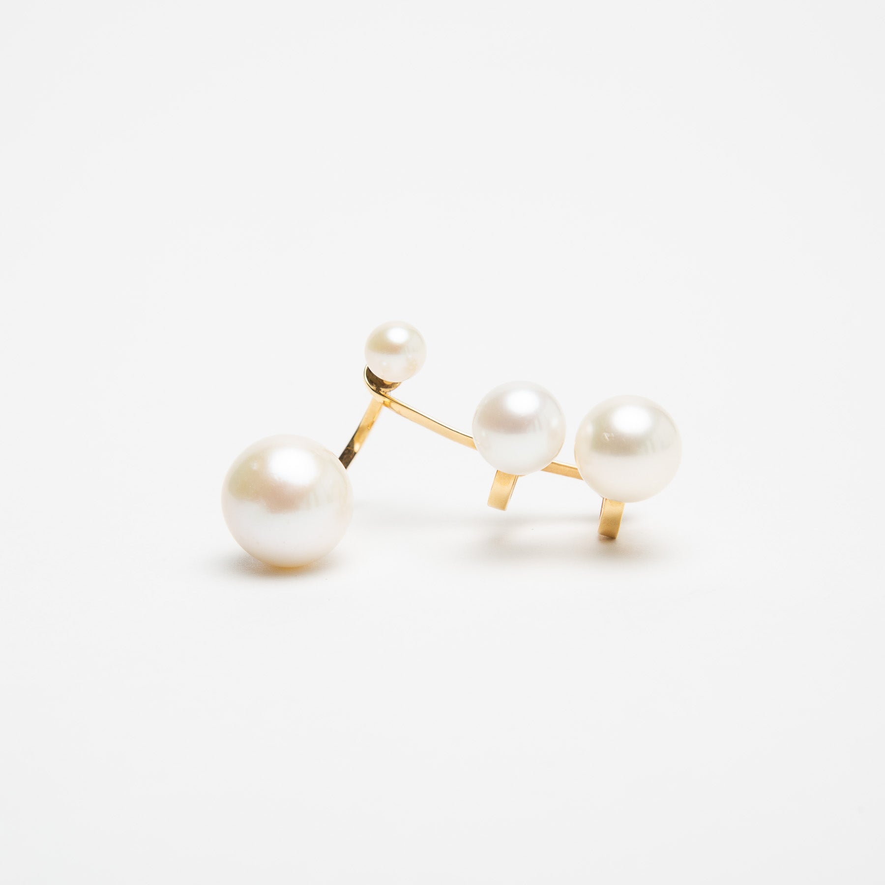 DELFINA DELETTREZ | MULTI PEARL EARCUFF