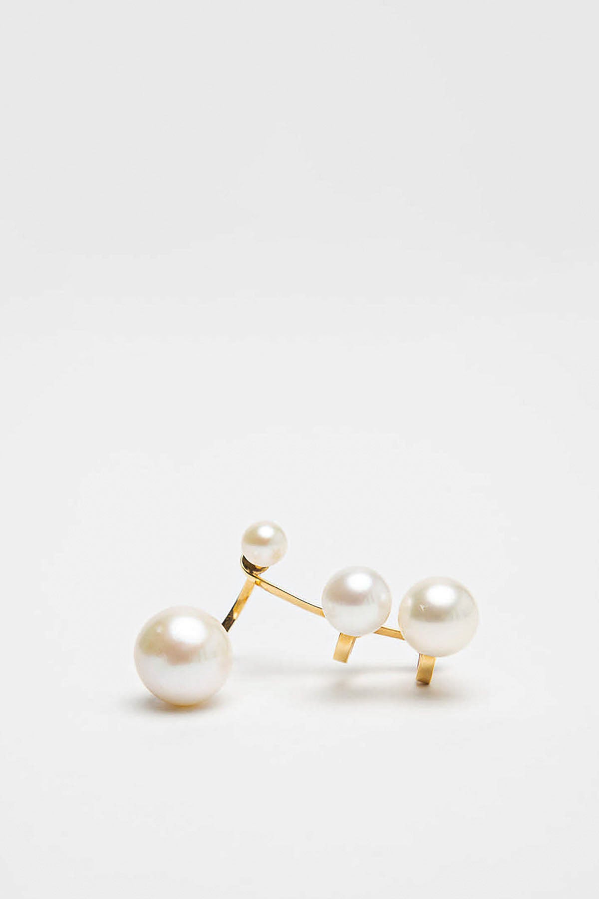 DELFINA DELETTREZ | MULTI PEARL EARCUFF
