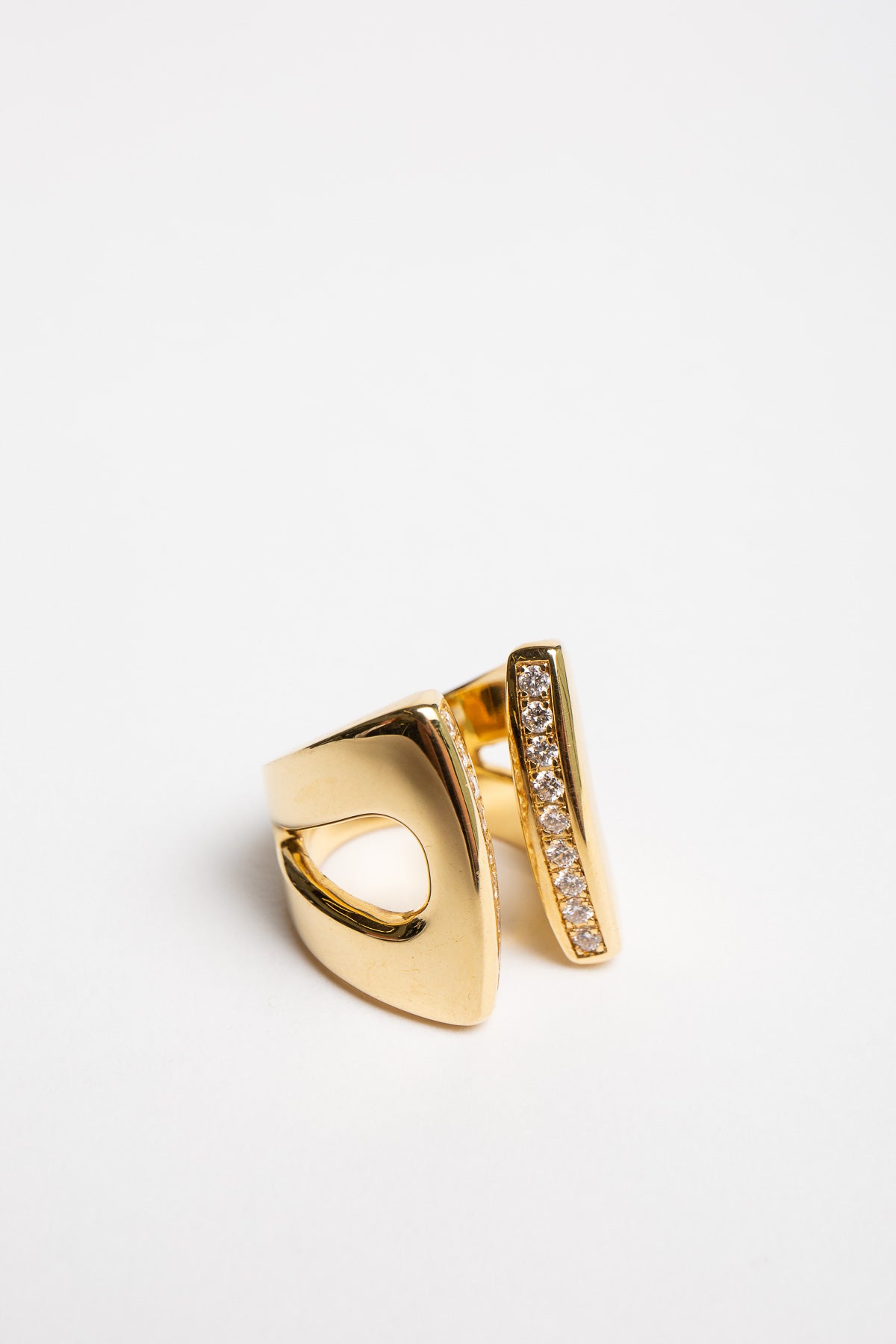 SARAH JANE WILDE | LARGE GOLD & WHITE DIAMOND RING - MAXFIELD LA