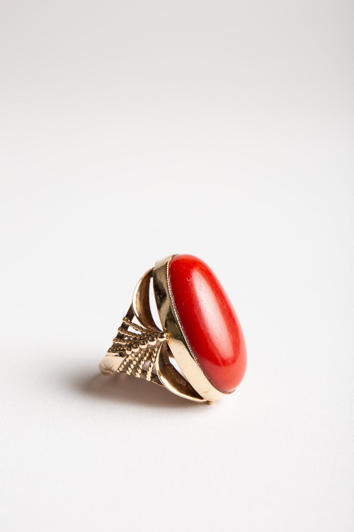MAXFIELD PRIVATE COLLECTION | 1970'S 18K CORAL RING