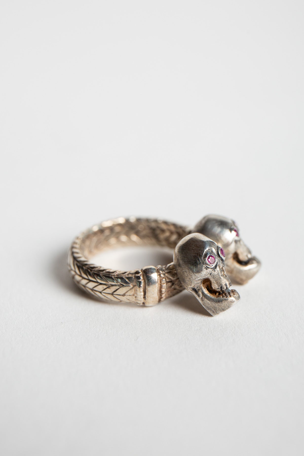 MAX-SS | RUBY DOUBLE SKULL RING