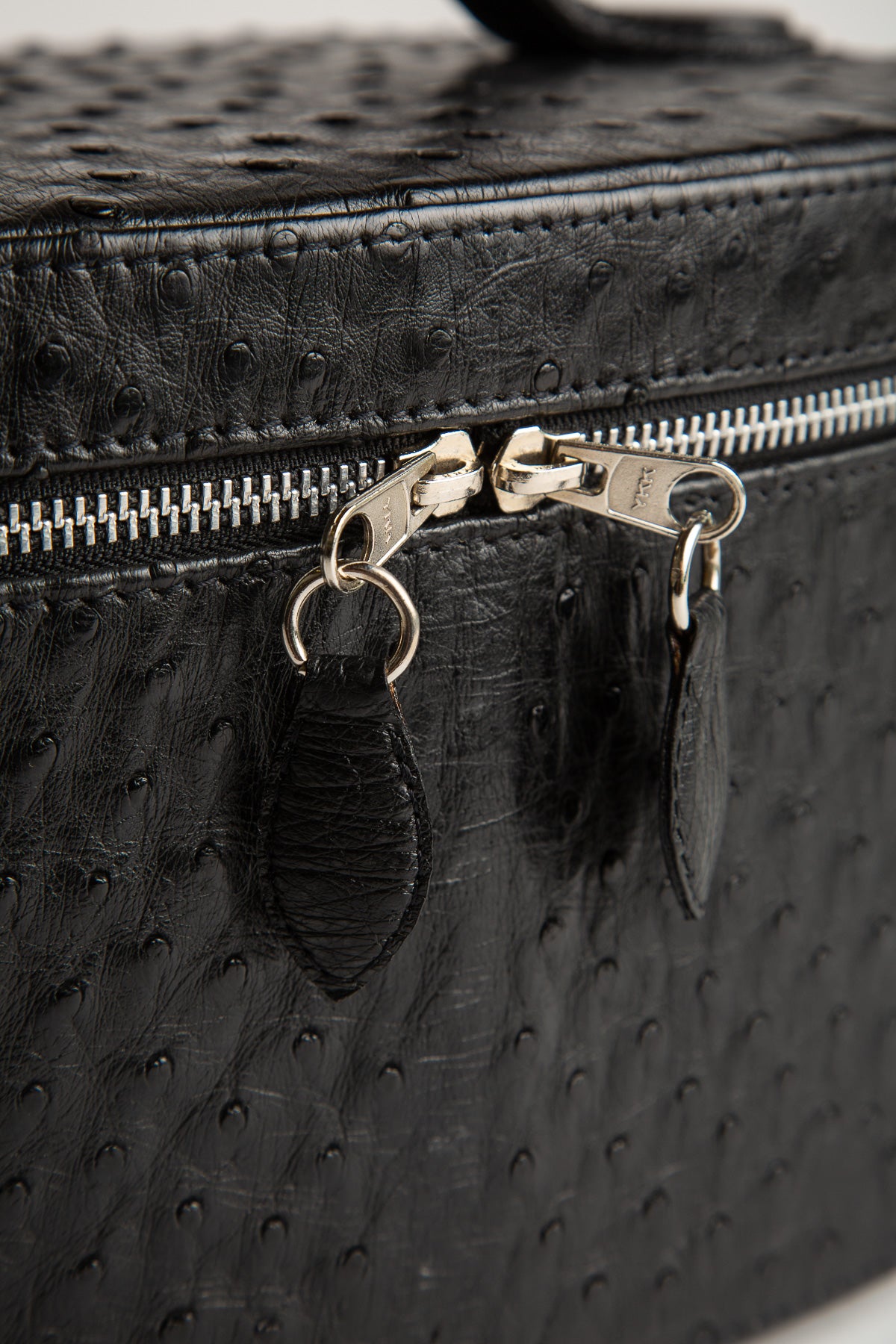 MAXFIELD PRIVATE COLLECTION | OVAL VANITY CASE