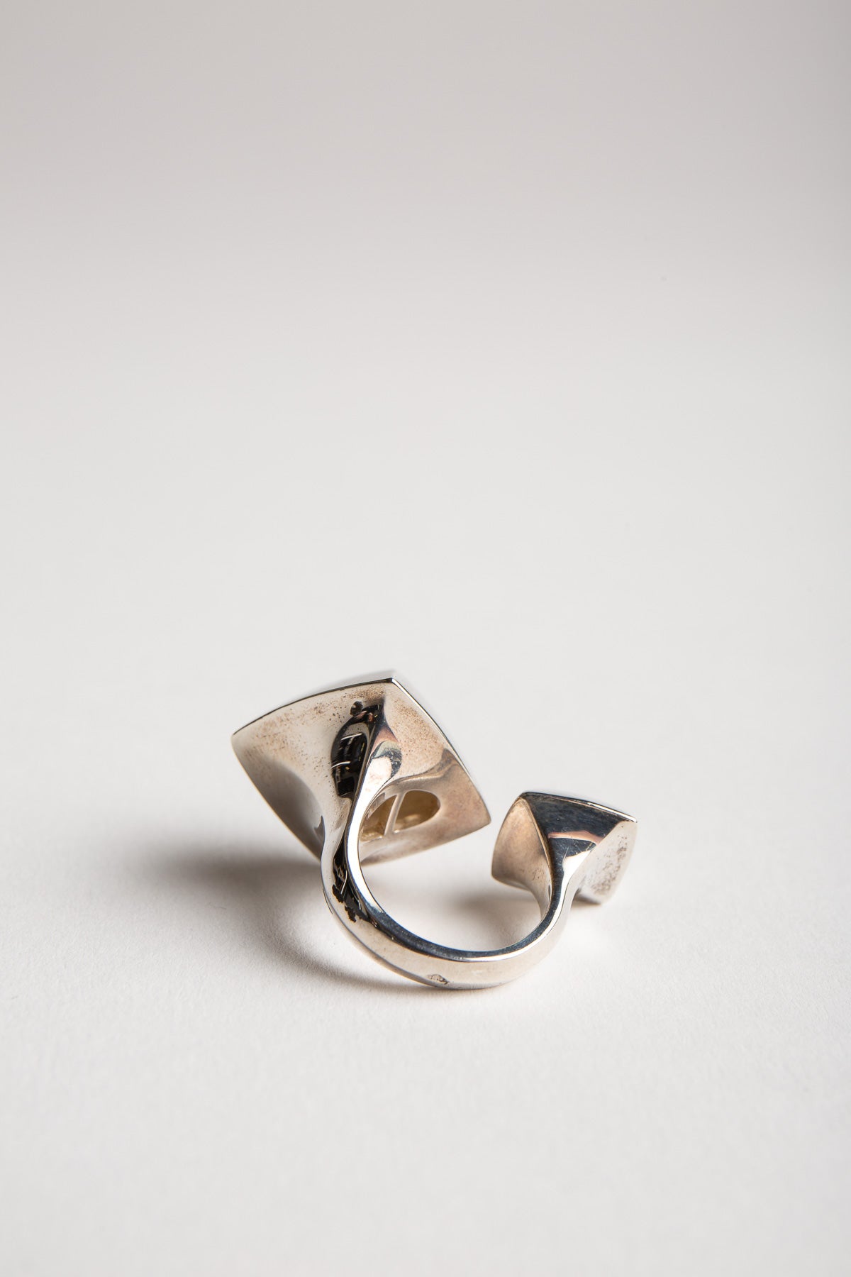 HERMÈS | 1970'S BETWEEN FINGER RING