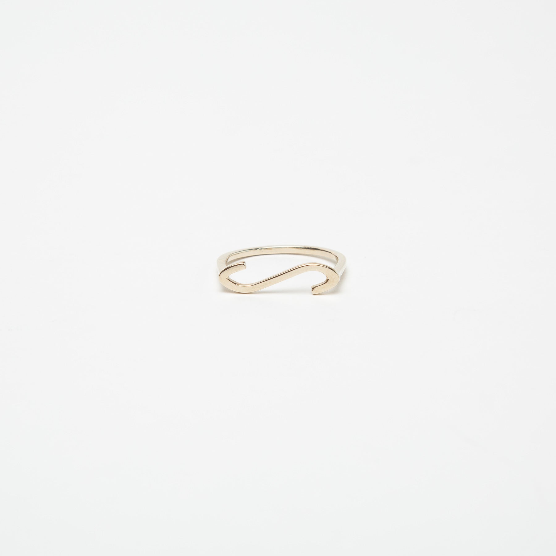 KWIT | 14K WHITE GOLD LETTER S RING