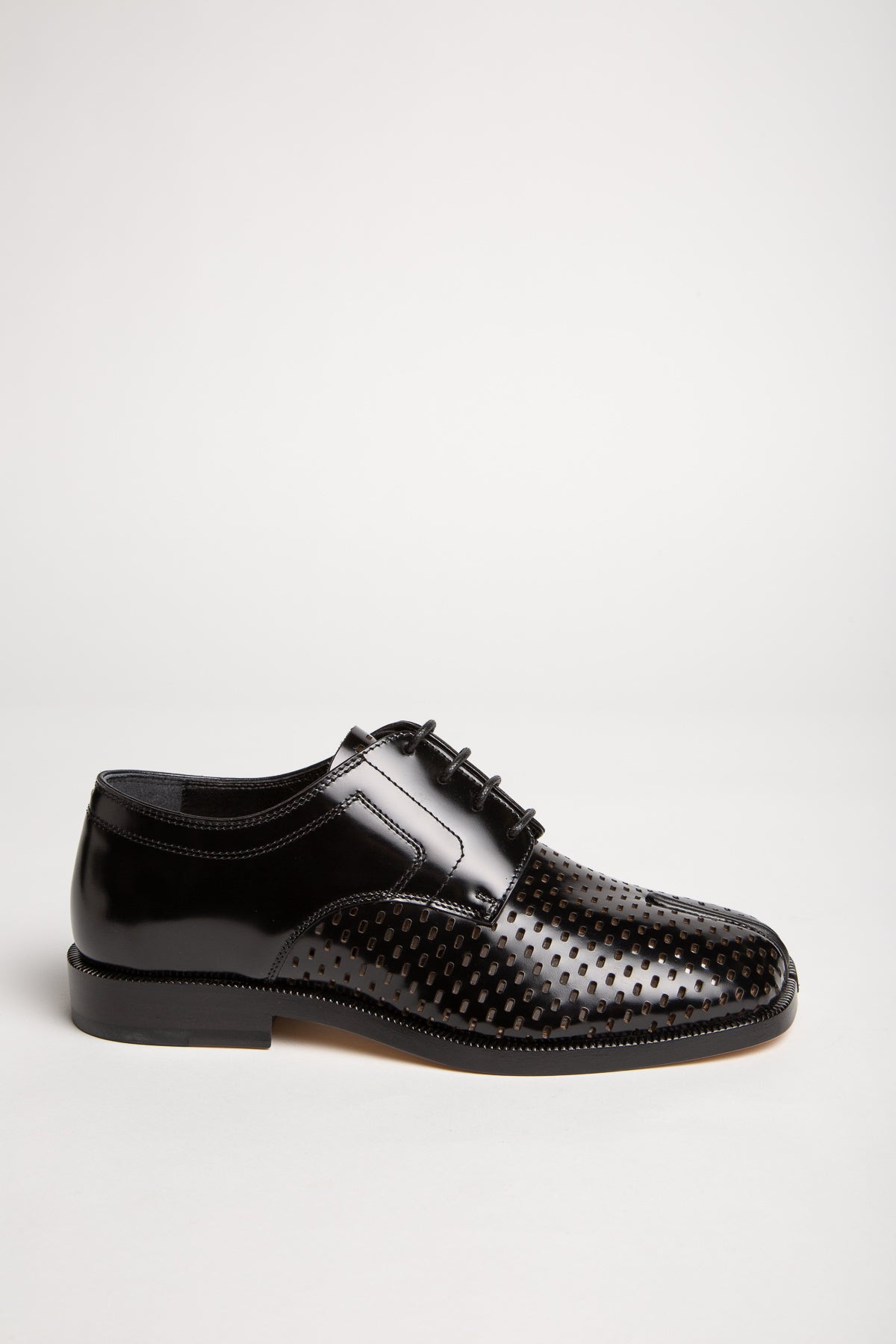 MAISON MARGIELA | TABI PERFORATED OXFORD SHOES