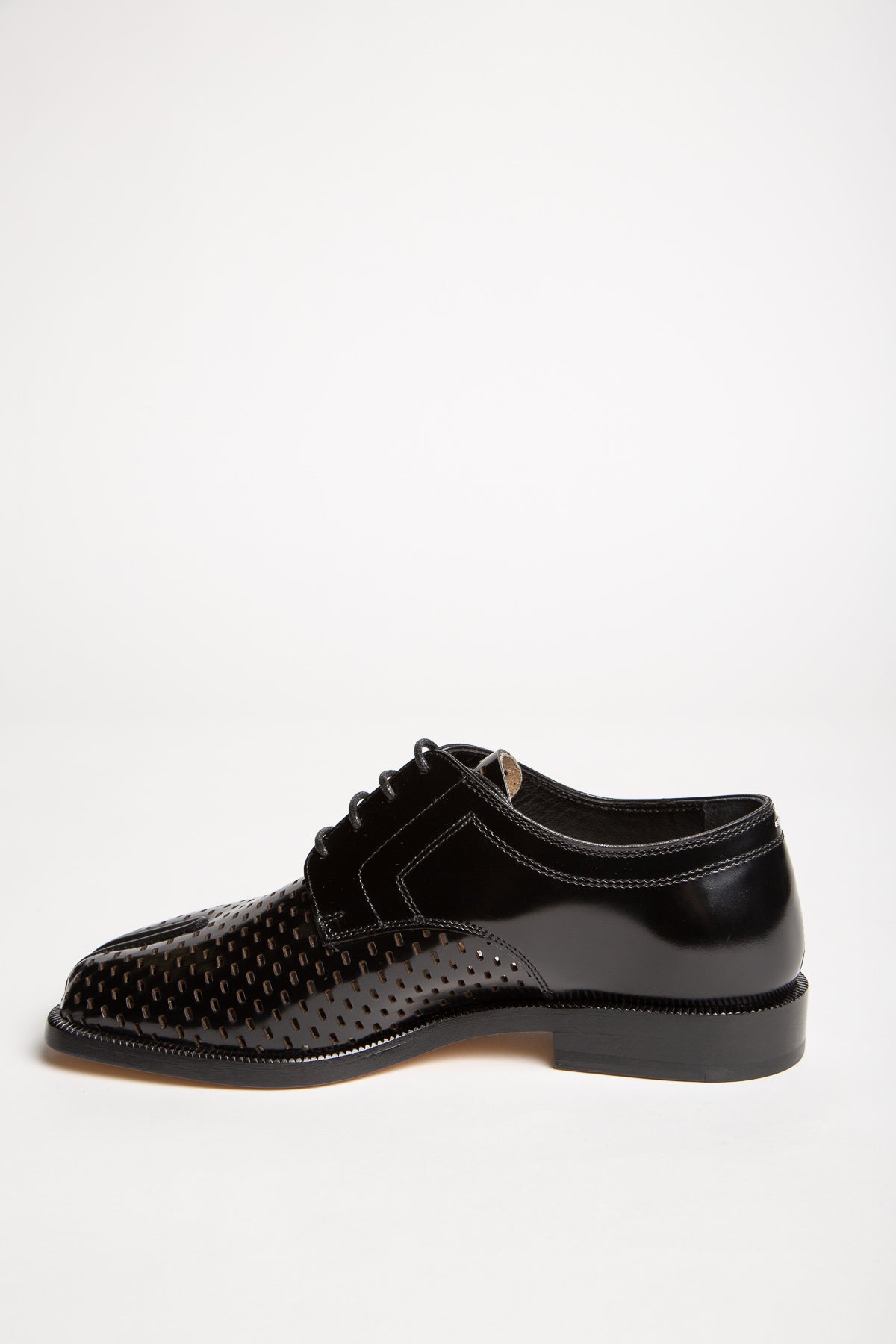MAISON MARGIELA | TABI PERFORATED OXFORD SHOES - MAXFIELD LA