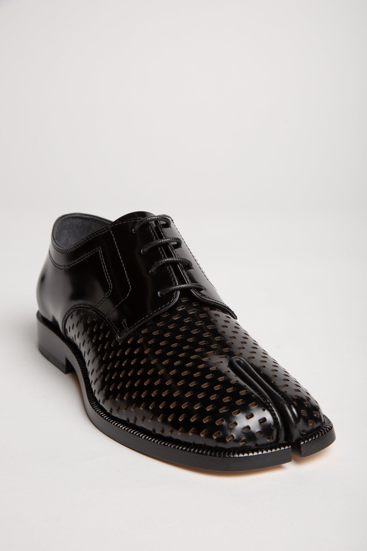 MAISON MARGIELA | TABI PERFORATED OXFORD SHOES - MAXFIELD LA