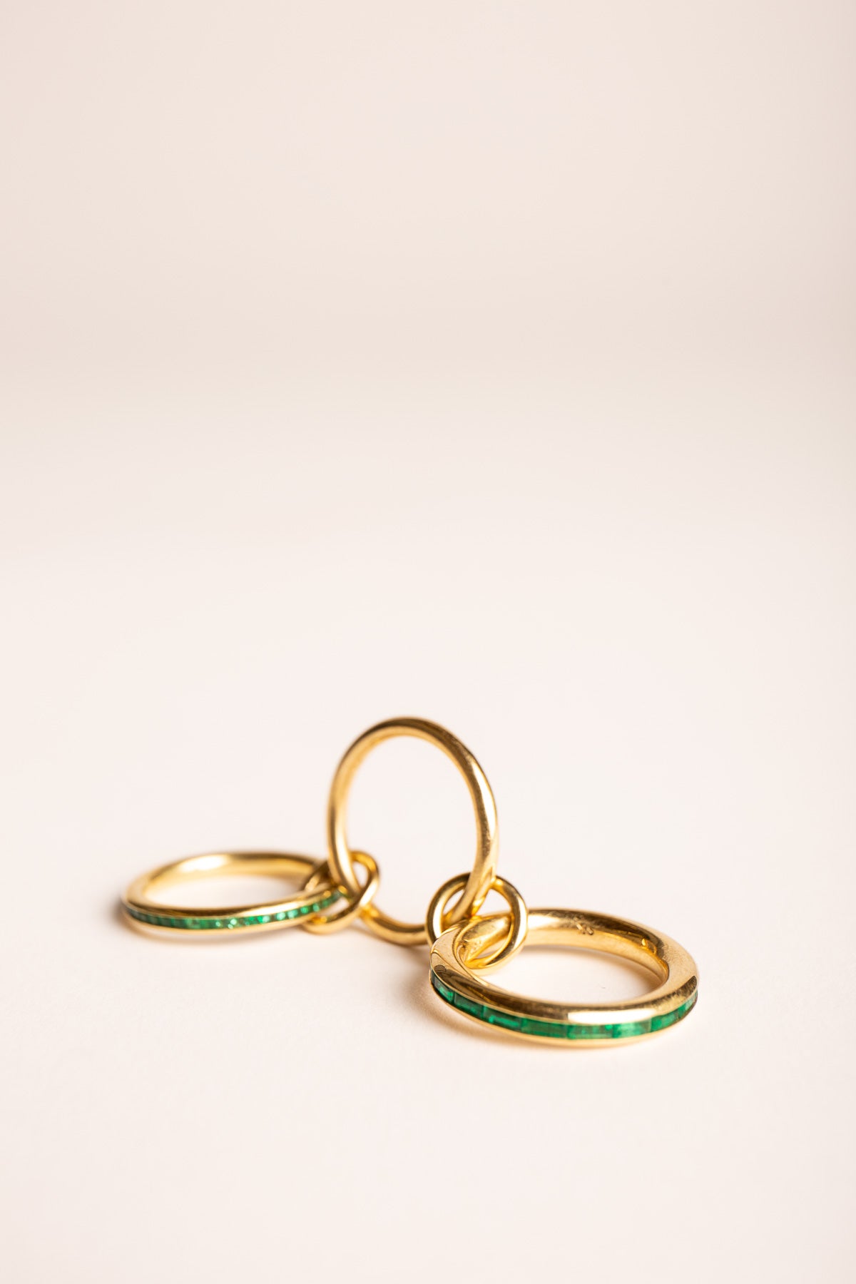 SPINELLI KILCOLLIN | 18K YELLOW GOLD 3 LINK EMERALD RING
