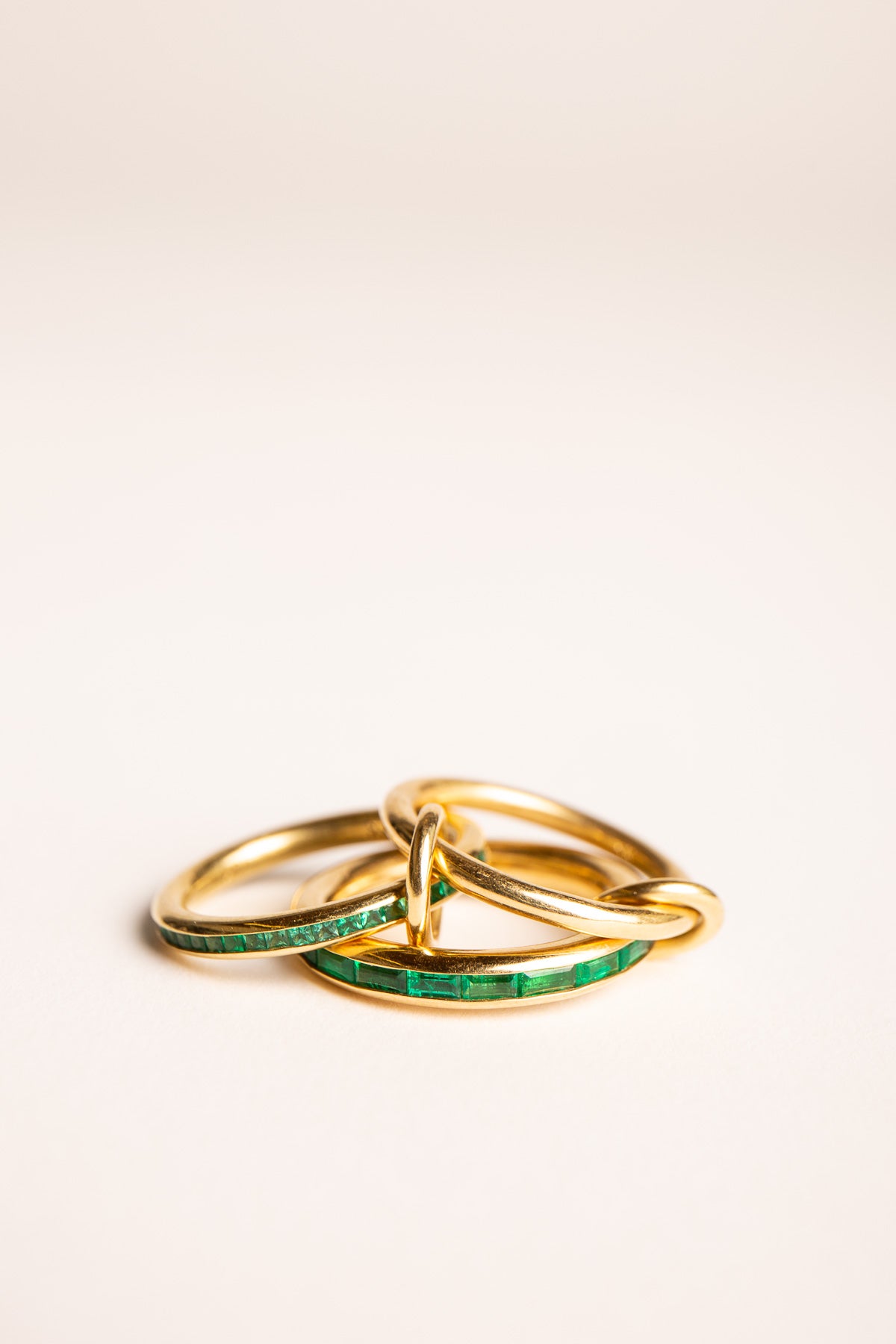 SPINELLI KILCOLLIN | 18K YELLOW GOLD 3 LINK EMERALD RING