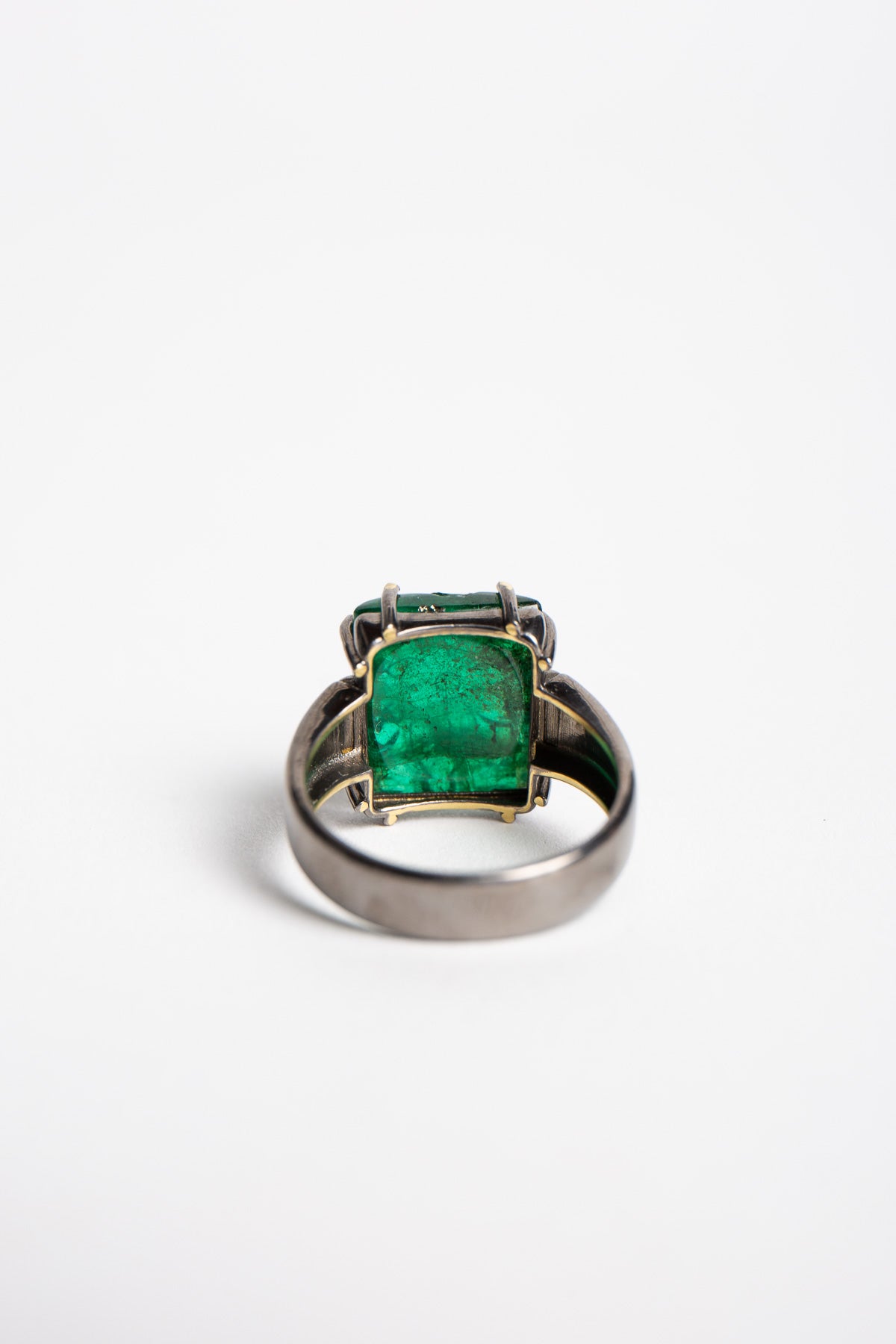 AMRAPALI LONDON | 18K YELLOW GOLD, BLACK RHODIUM, AND EMERALD PANNA RING