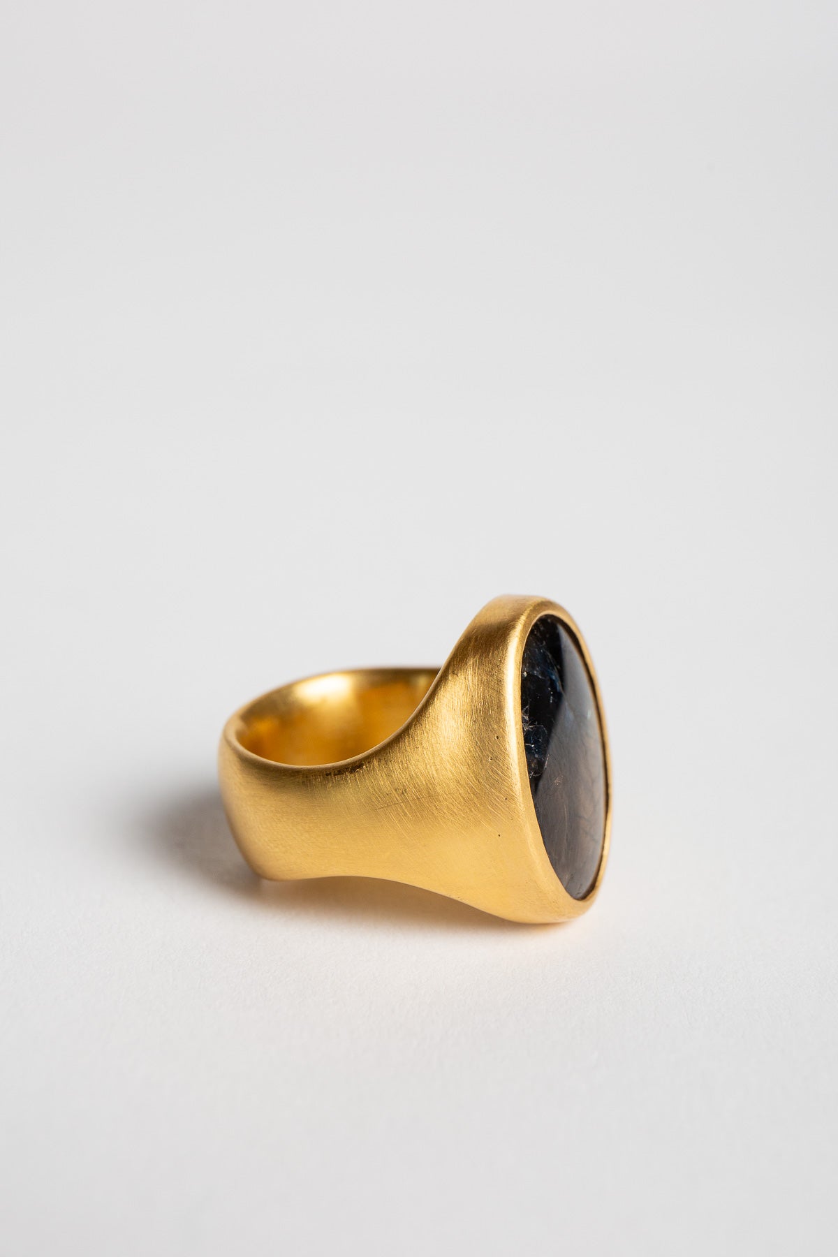 ELI HALILI | YELLOW GOLD & BROWN SAPPHIRE RING