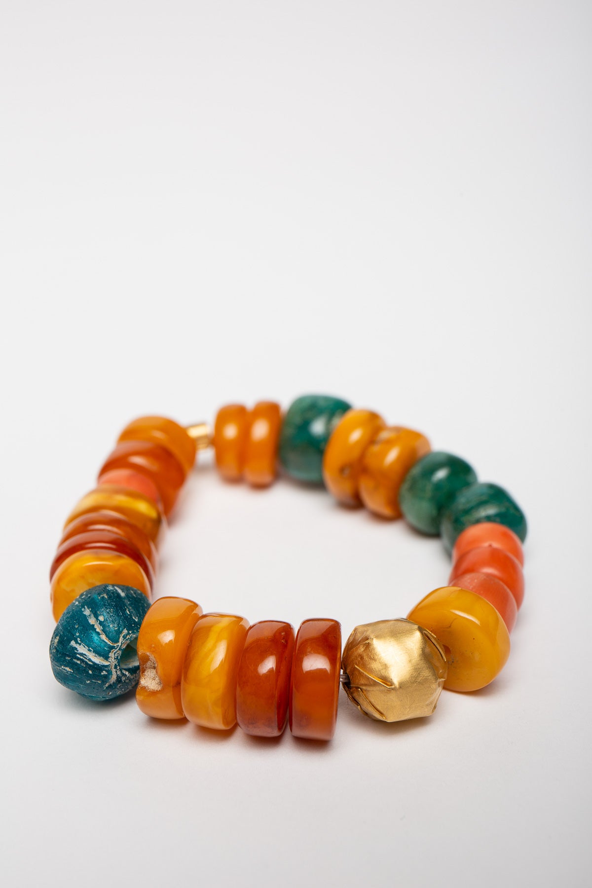 ELI HALILI | 22K AMBER, CHALCEDONY, CORAL, AND AQUAMARINE BEAD BRACELET