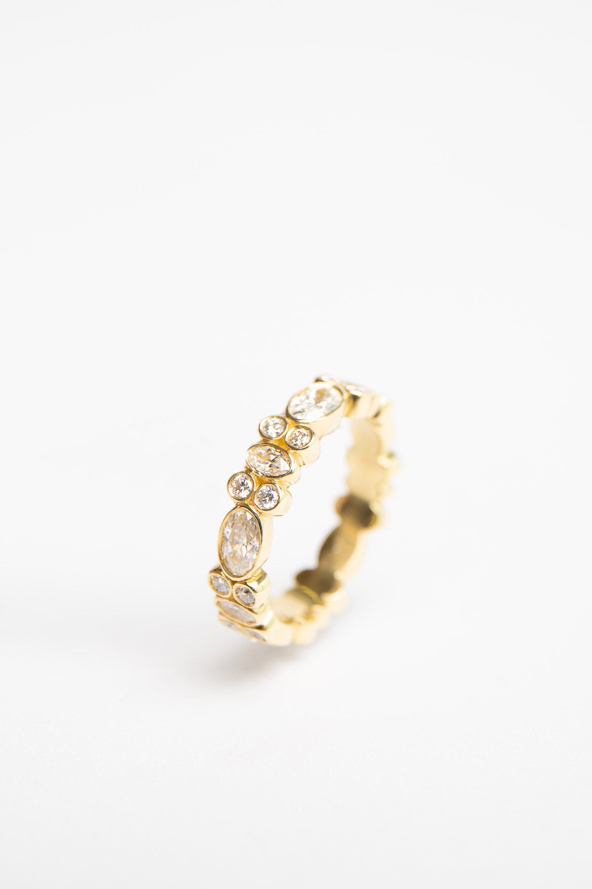 MAUD JEWELRY | 18K GOLD OVAL & ROUND DIAMOND STACK RING