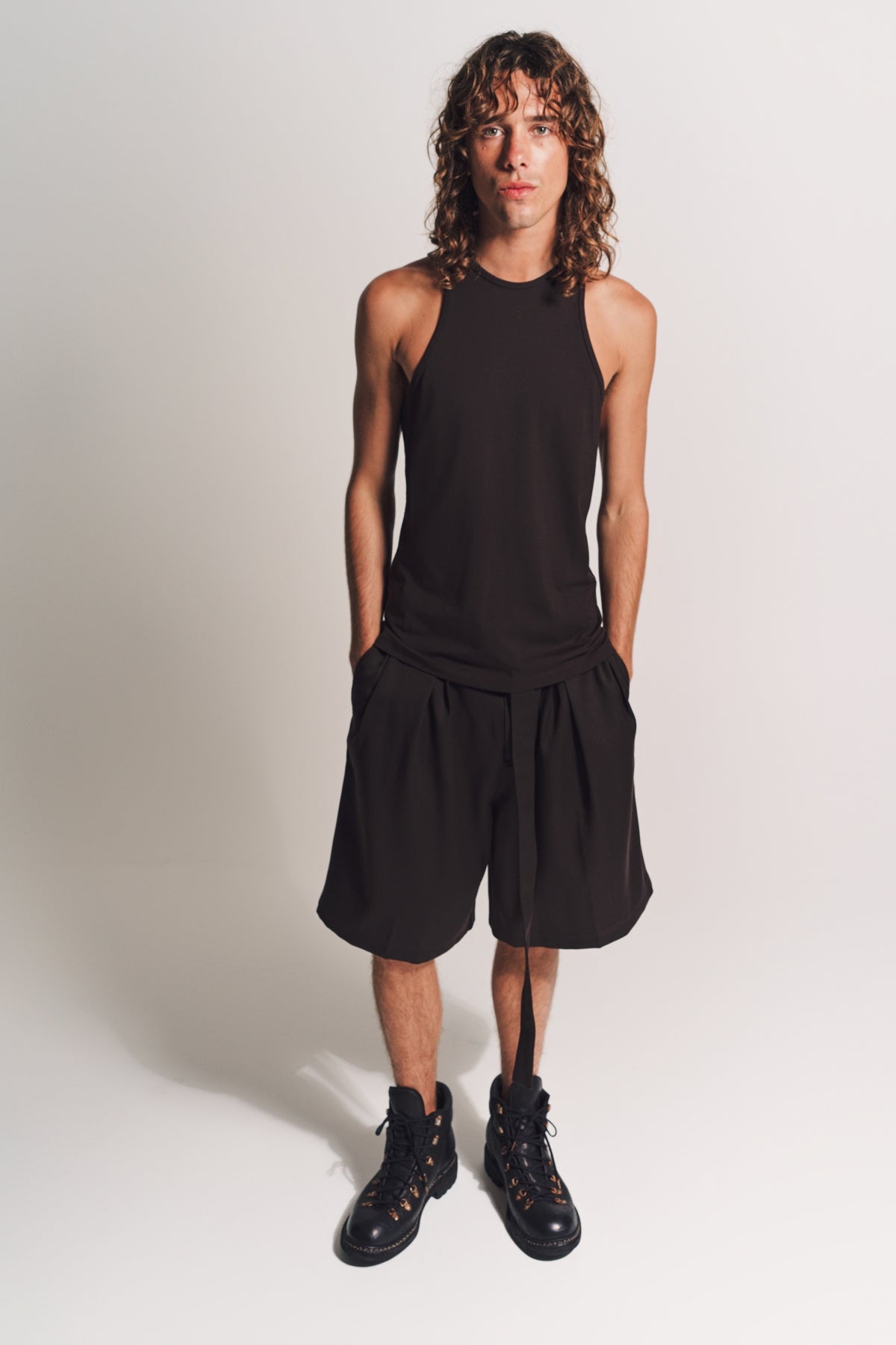 LOUIS GABRIEL NOUCHI | WIDE SHORTS WITH DOUBLE PLEATS AND BELT IN WOOL