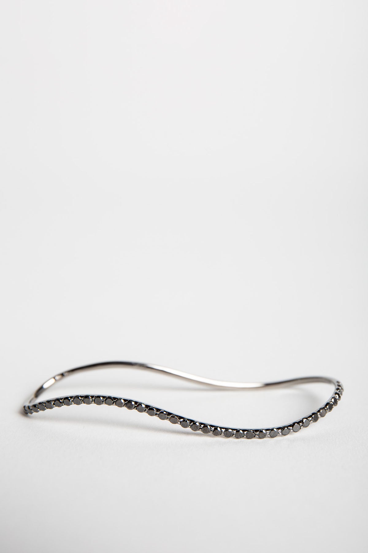 STEFERE | WHITE GOLD & BLACK DIAMOND HAND RING