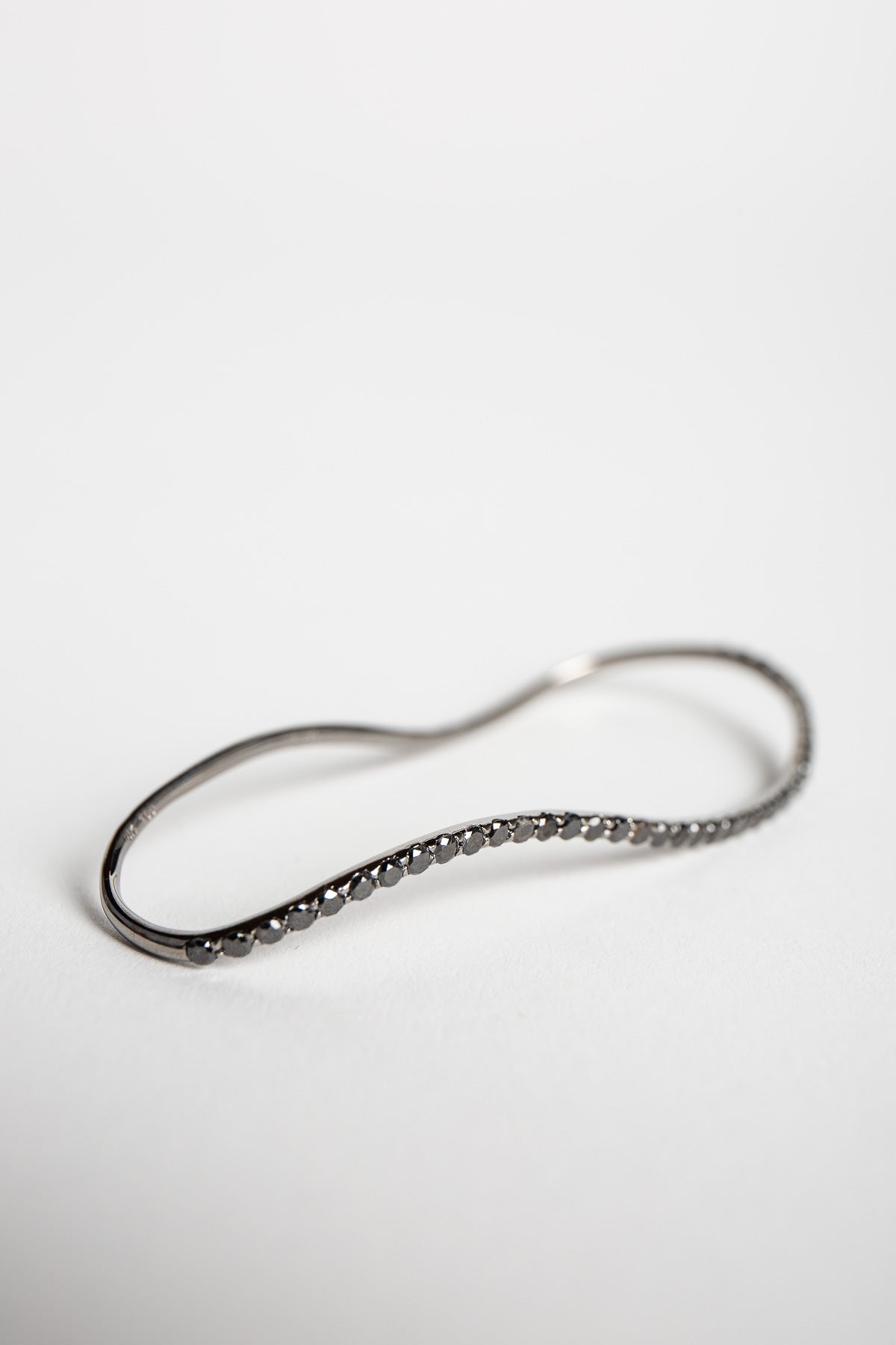 STEFERE | WHITE GOLD & BLACK DIAMOND HAND RING