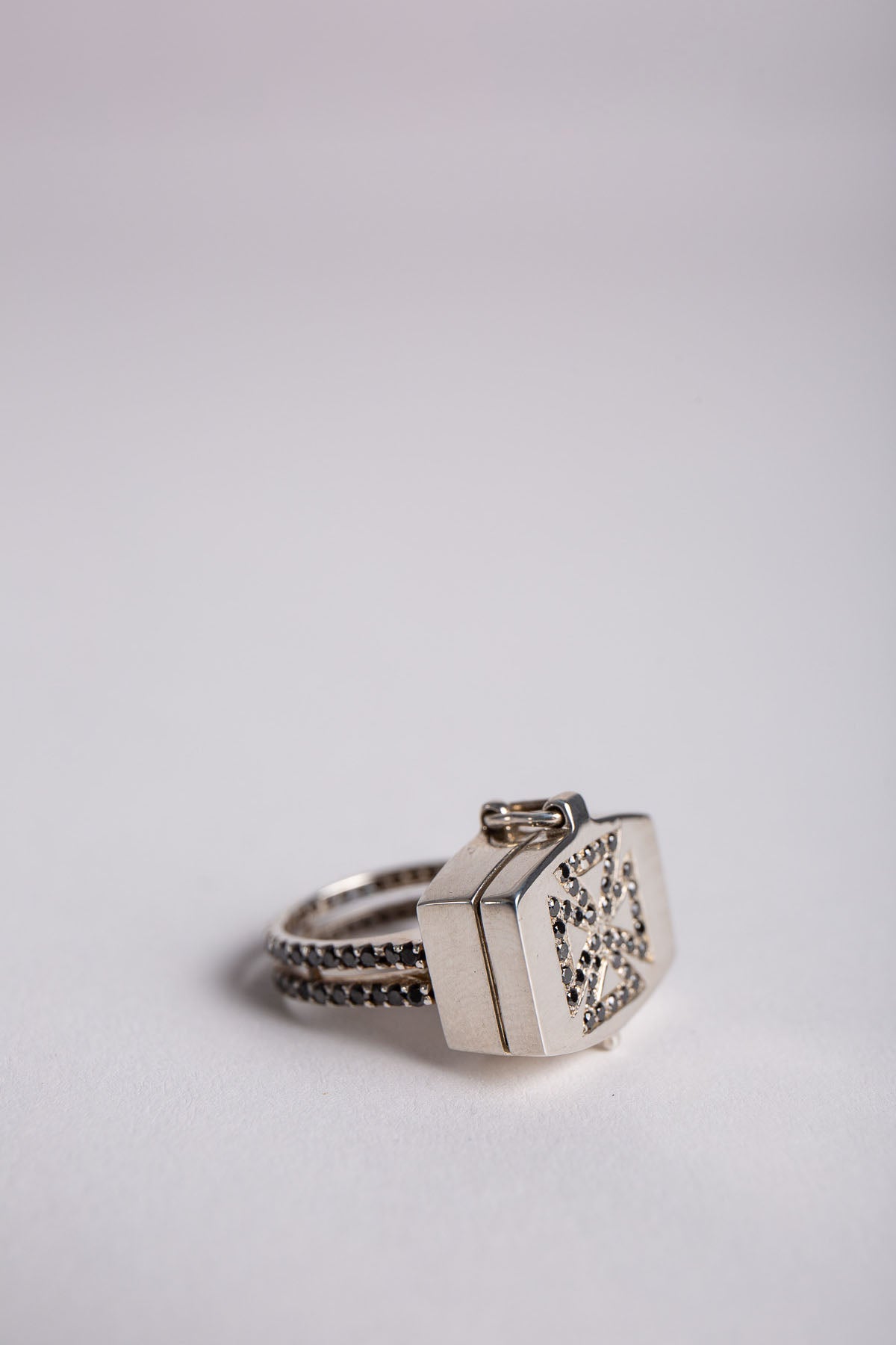 JOANNE FISKE | DIAMOND CROSS RING