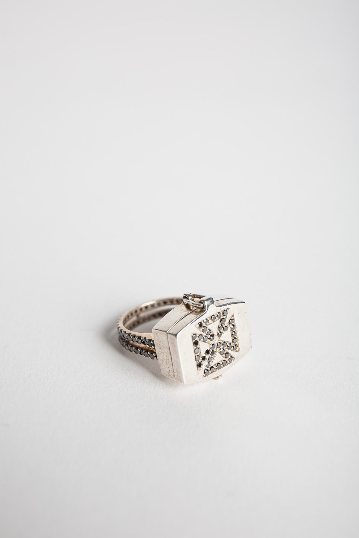 JOANNE FISKE | DIAMOND CROSS RING