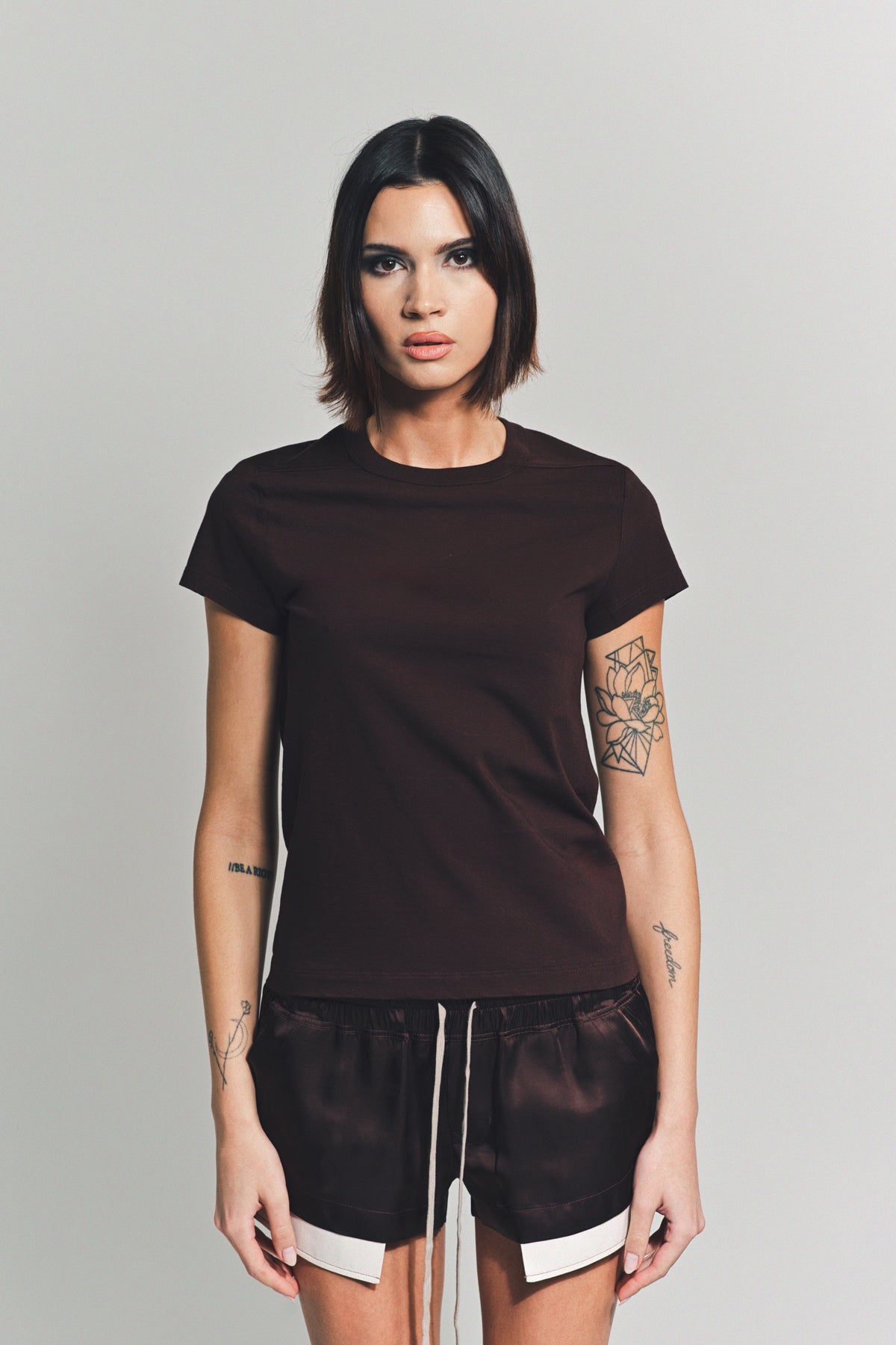 非常に高い品質 RICK TEE SLEEVE SHORT LEVEL CROP | OWENS トップス