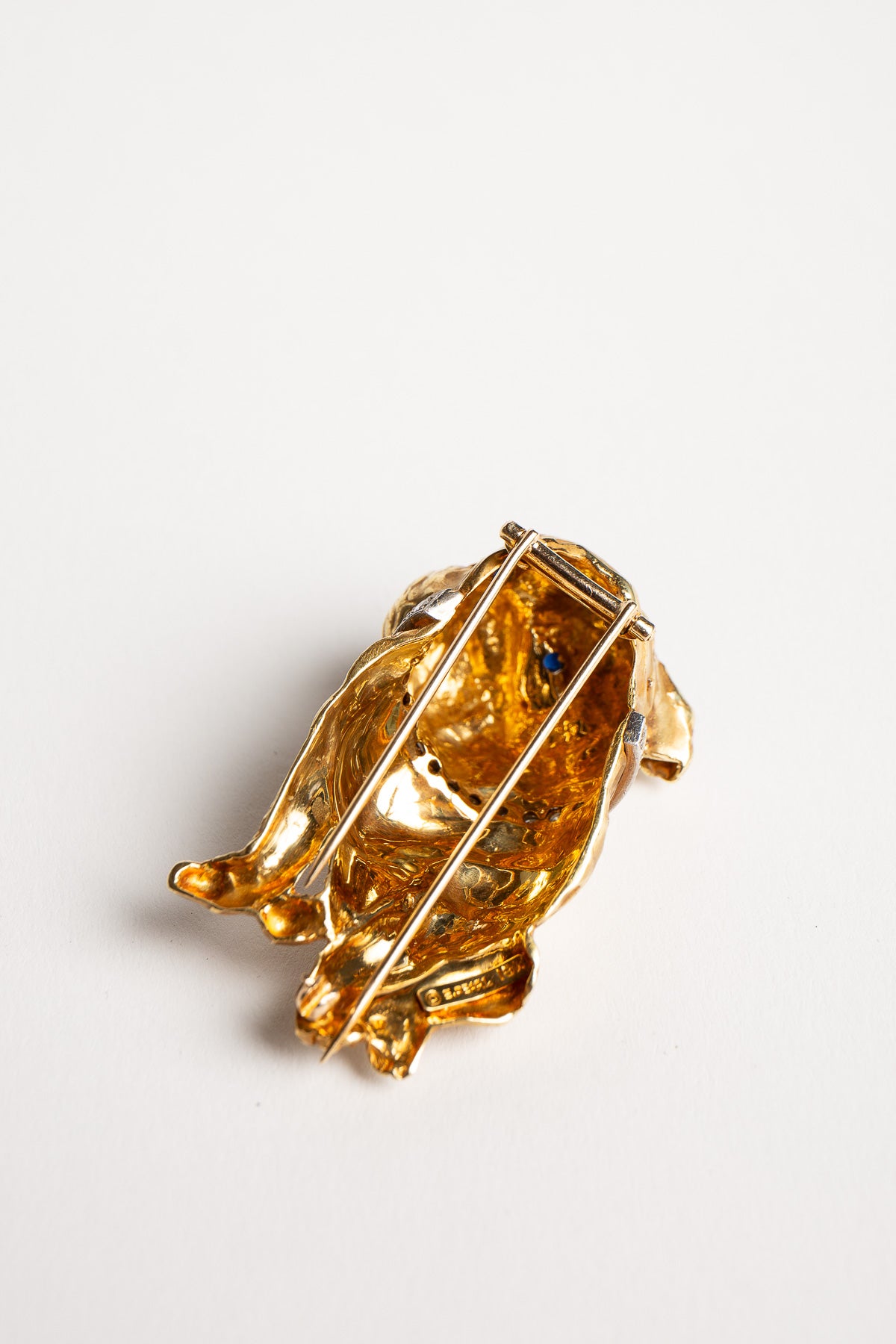 ERWIN PEARL | VINTAGE YELLOW GOLD, DIAMOND, AND SAPPHIRE BULLDOG BROOCH - MAXFIELD LA