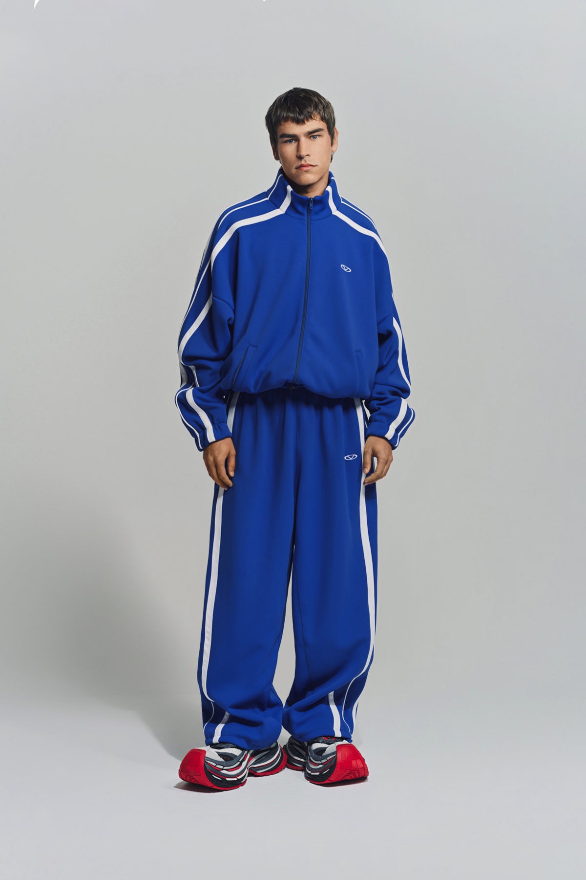 【VETEMENTS】ブルー オーバルロゴ ジム ジャケット VETEMENTSのブルー オーバルロゴ ジム ジャケットがセール中