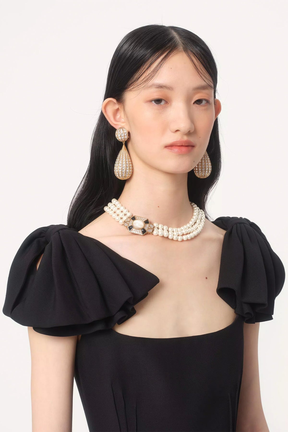 VALENTINO GARAVANI | PAS PLUS NECKLACE IN METAL, ENAMEL, RESIN, PEARLS AND SWAROVSKI® CRYSTALS