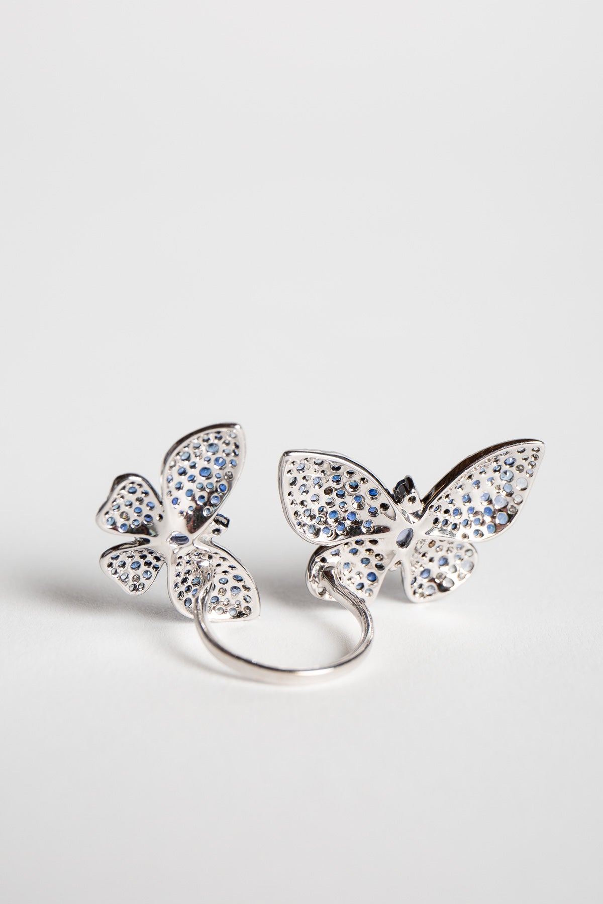 STEFERE | WHITE GOLD, DIAMOND, AND BLUE SAPPHIRE BUTTERFLY RING