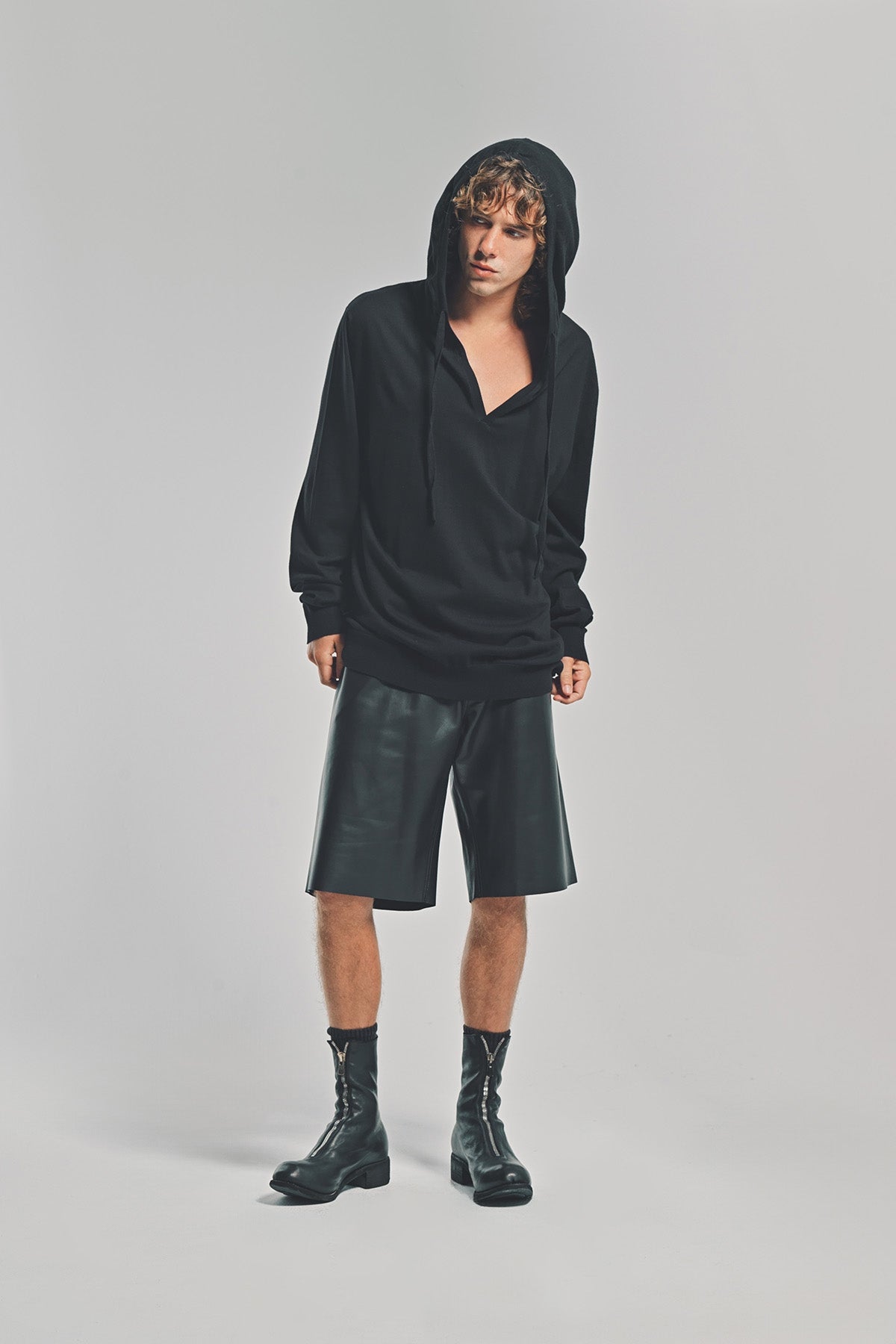 LARS ANDERSSON | HOODED V-NECK