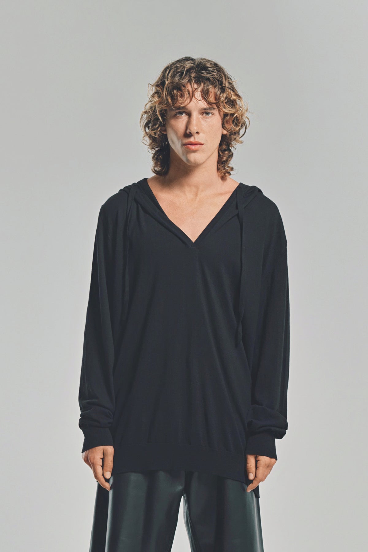 LARS ANDERSSON | HOODED V-NECK