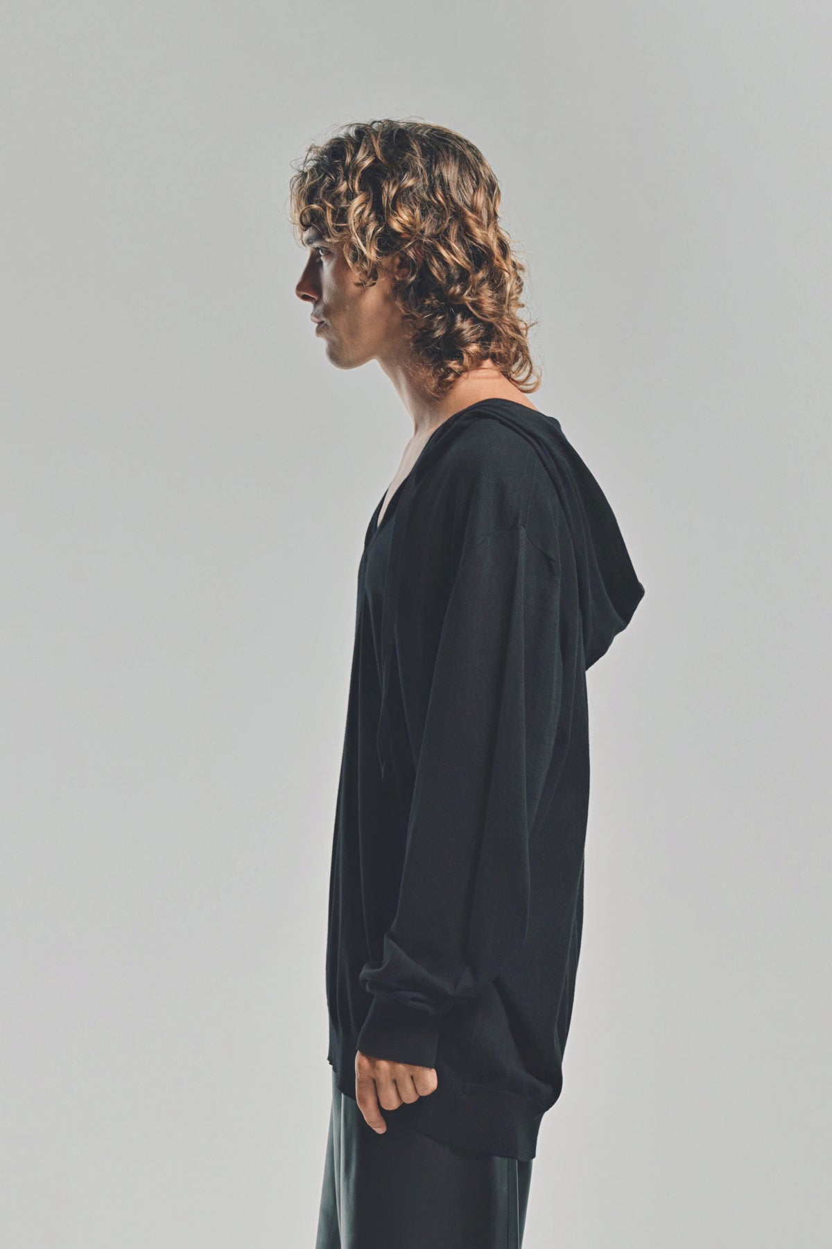 LARS ANDERSSON | HOODED V-NECK