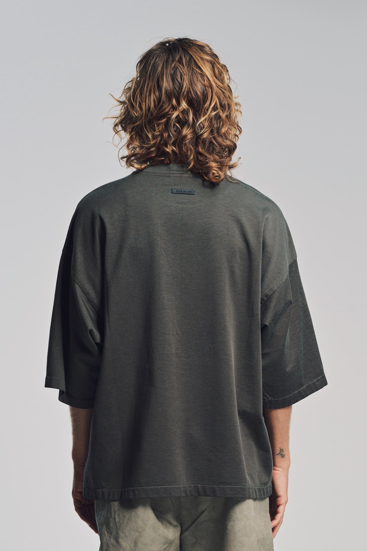 FEAR OF GOD | RELAXED SHORT SLEEVE T-SHIRT