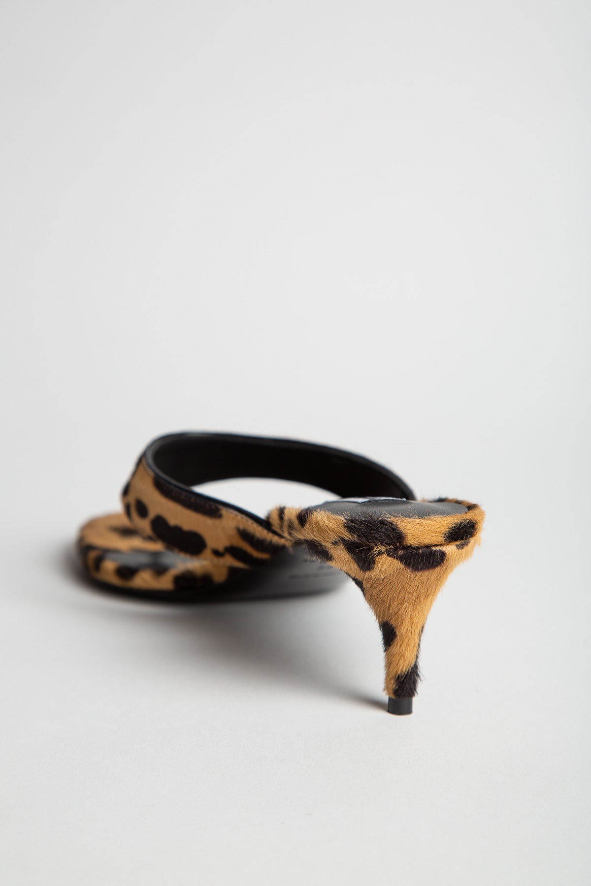 ALAÏA | LEOPARD INFRADITO THONG MULES