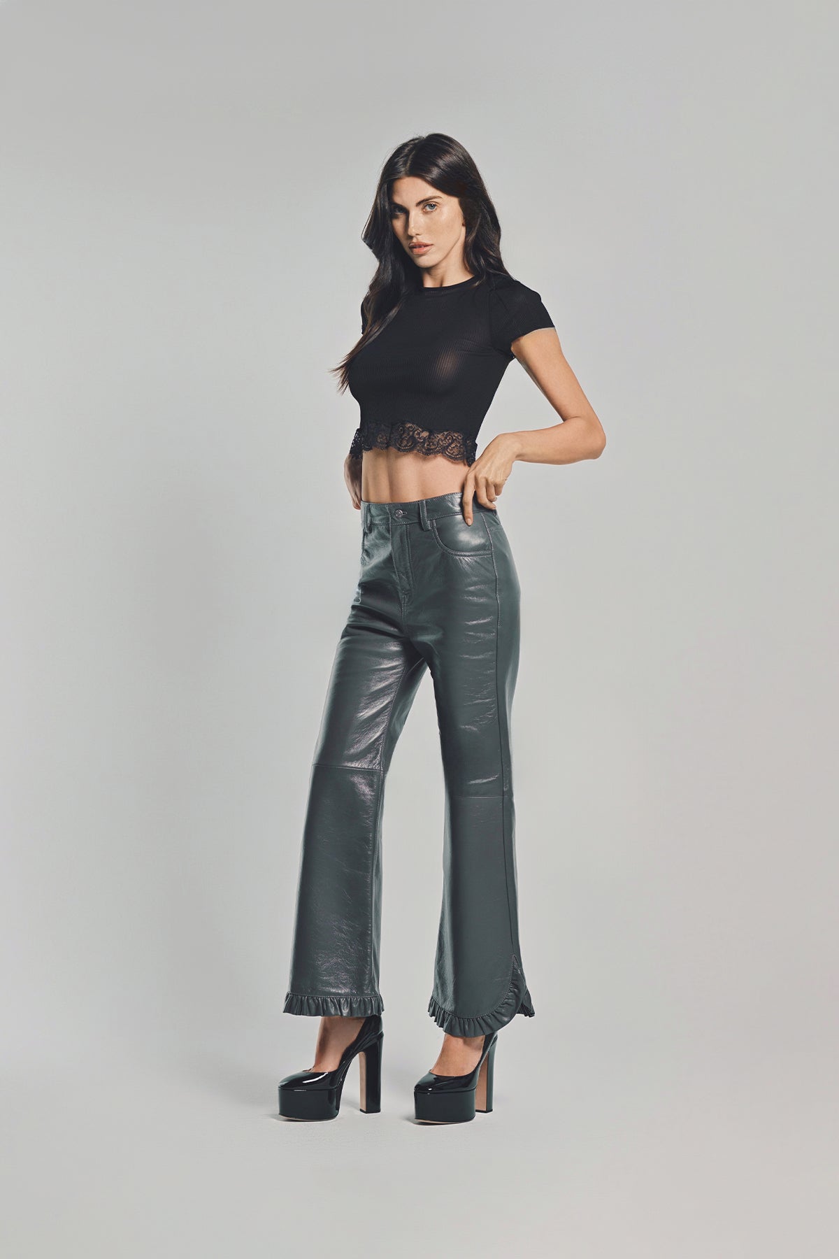 chloe です。 CHLOÉ | RUFFLED FLARED PANTS IN LEATHER