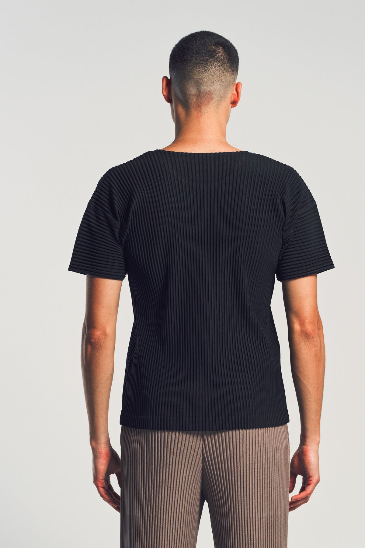 HOMME PLISSÉ ISSEY MIYAKE | BASICS SHORT SLEEVE TEE