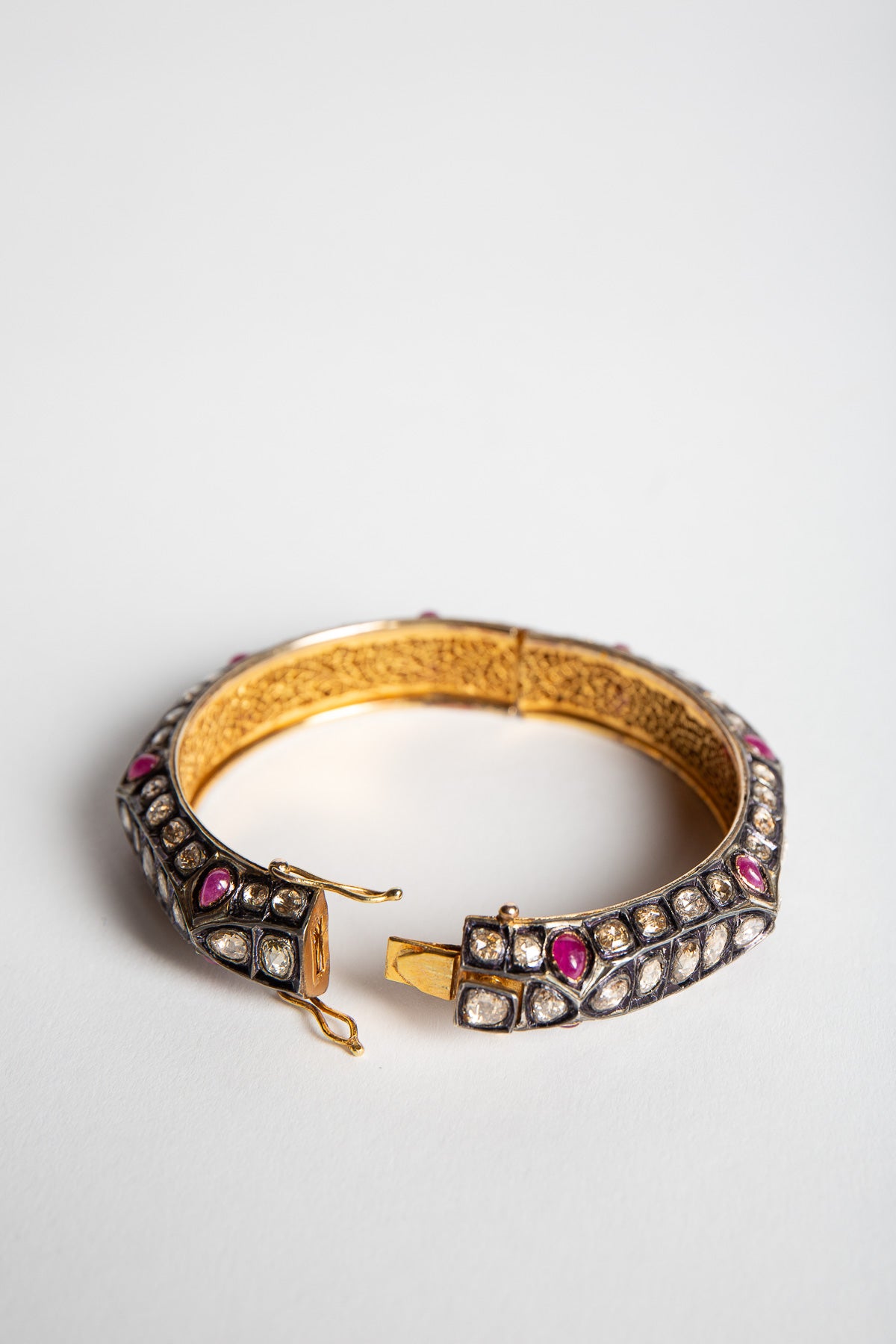AMRAPALI LONDON | YELLOW GOLD DIAMOND & RUBY BANGLE
