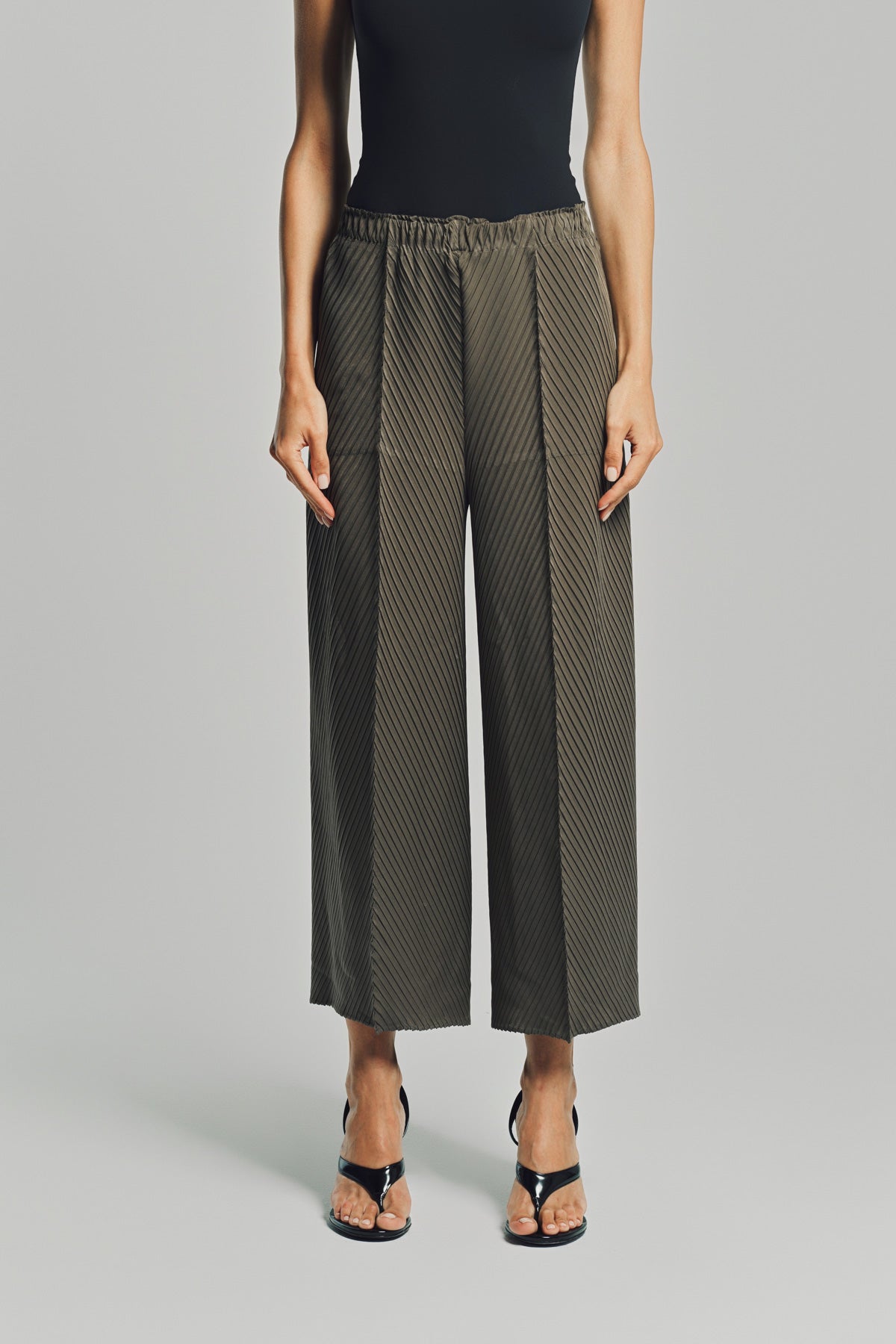 パンツ ISSEY MIYAKE FW24 'Hatching Pleats' pants (IM48FF121 48) Issey Miyake 'hatching Pleats' Pants | italist