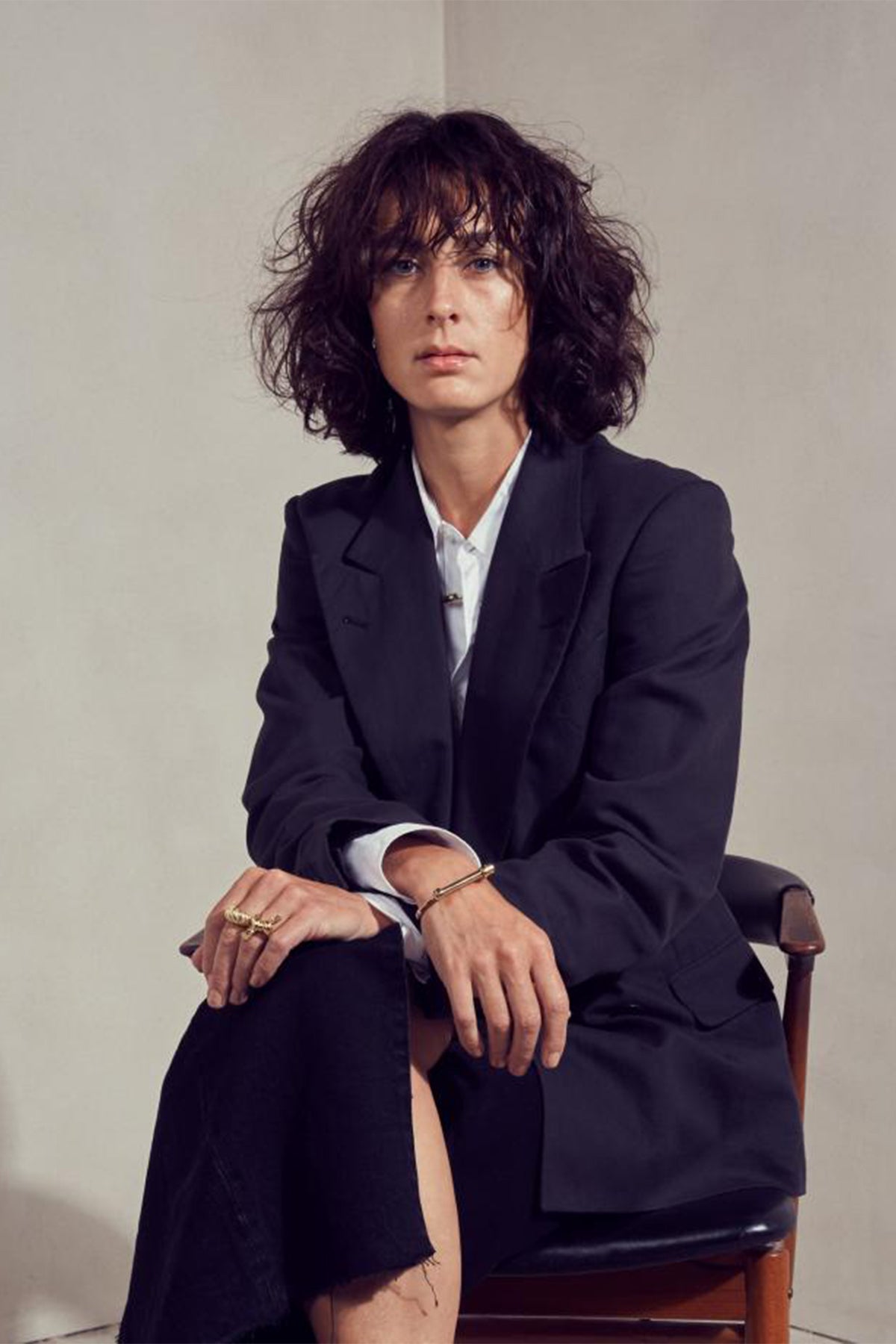 HANNAH MARTIN | SINGLE SHACKLE YELLOW GOLD BANGLE