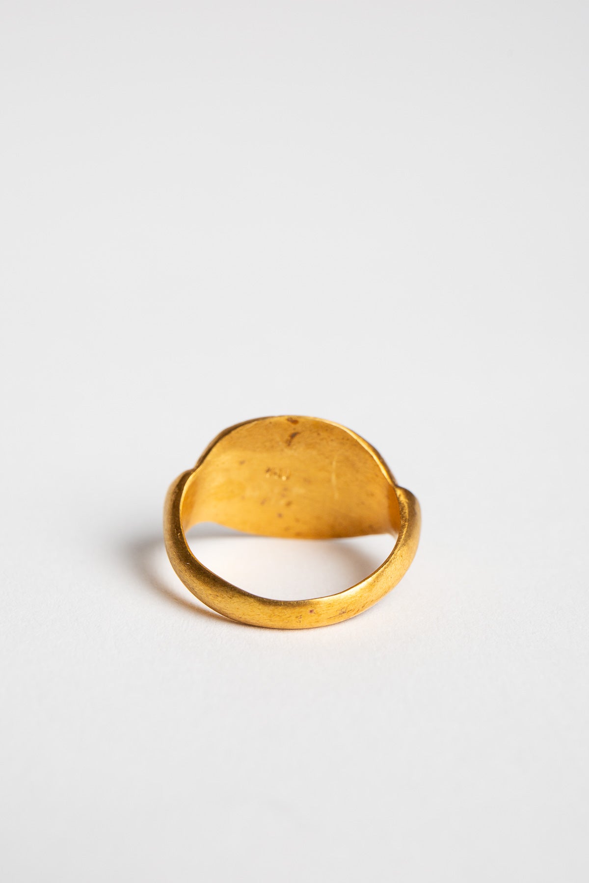 ELI HALILI | YELLOW GOLD OVAL ENGRAVED SIGNET RING
