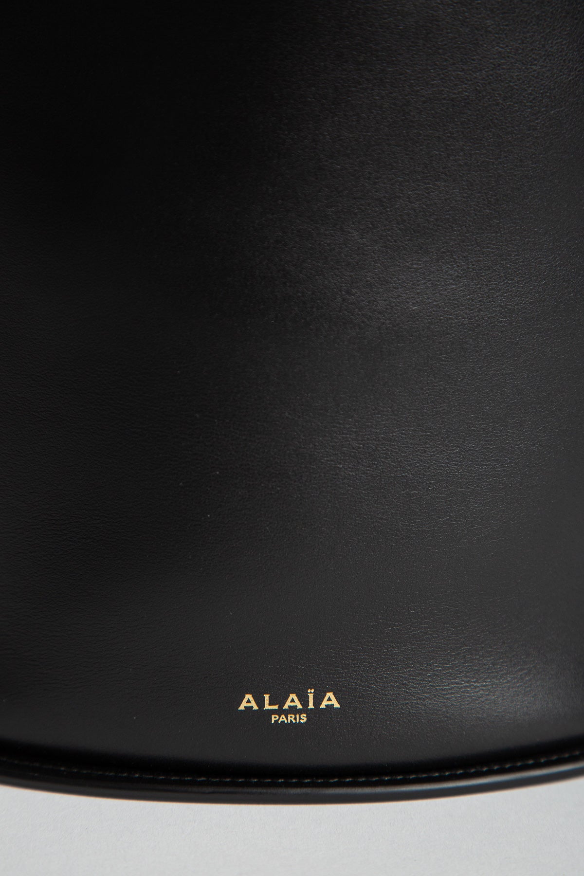 ALAÏA | HIP SMALL BUCKET IN CALFSKIN