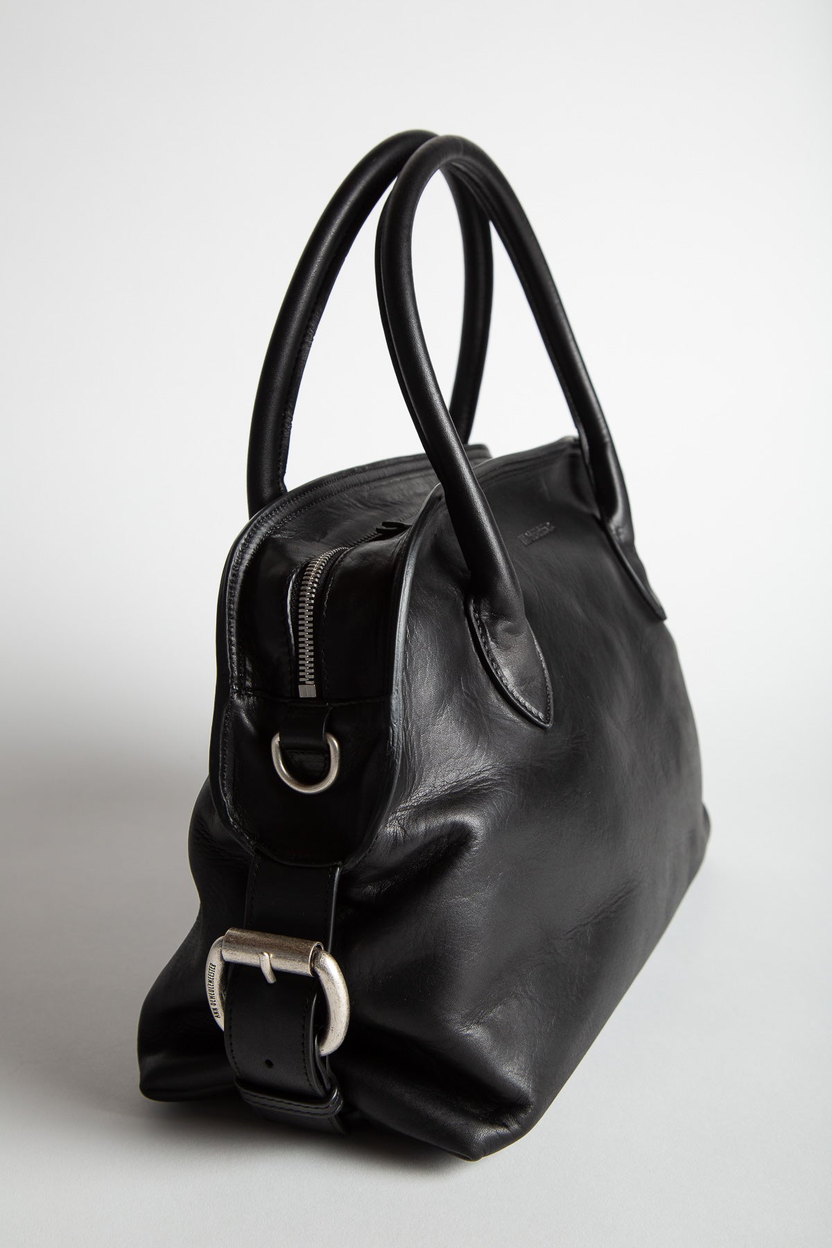 バッグ \"ann demeulemeester\"leather boston bag Ann Demeulemeester Blanche black rectangular leather boston bag