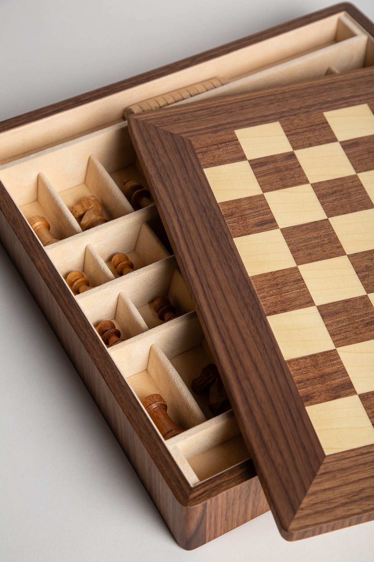 AGRESTI | WALNUT CHESS SET