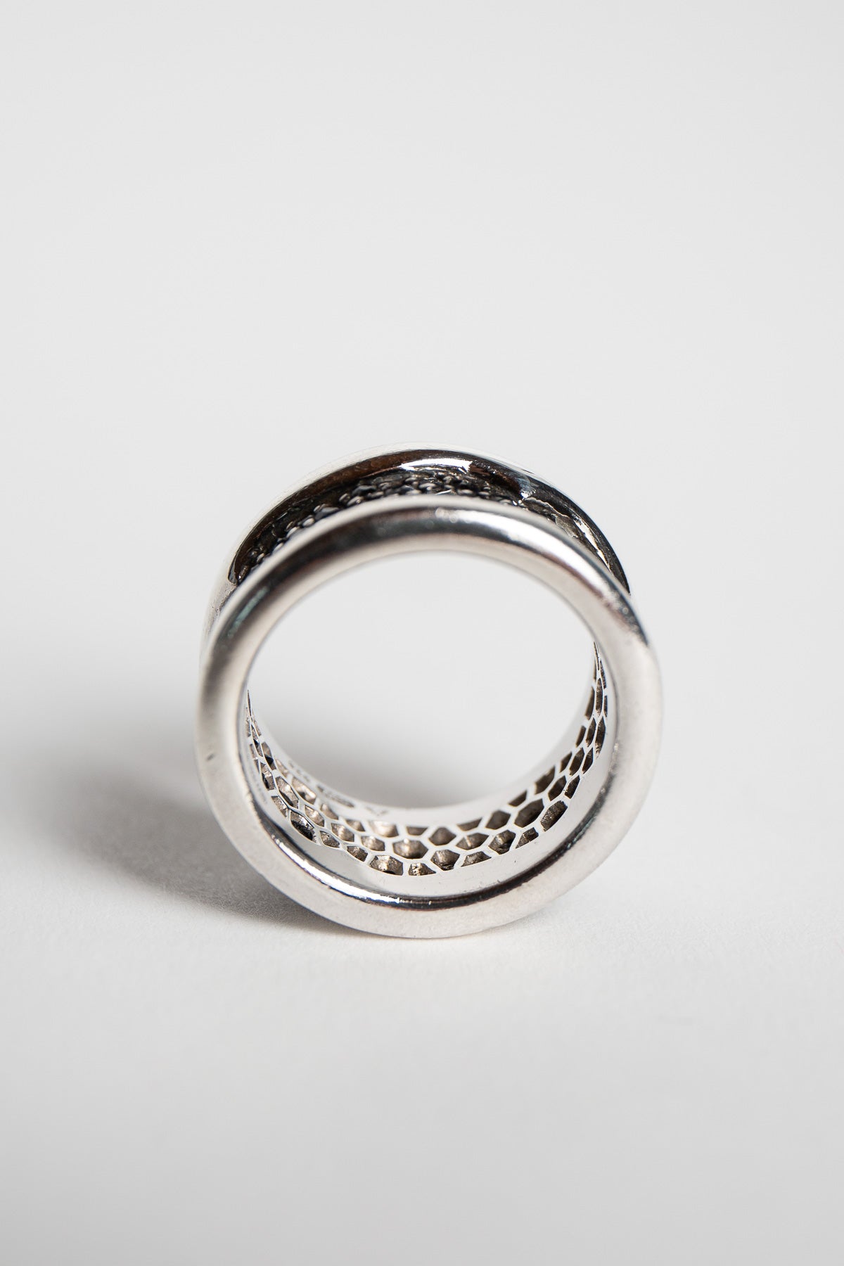 STEPHEN WEBSTER | RAYSKIN BLACK SAPPHIRE RING