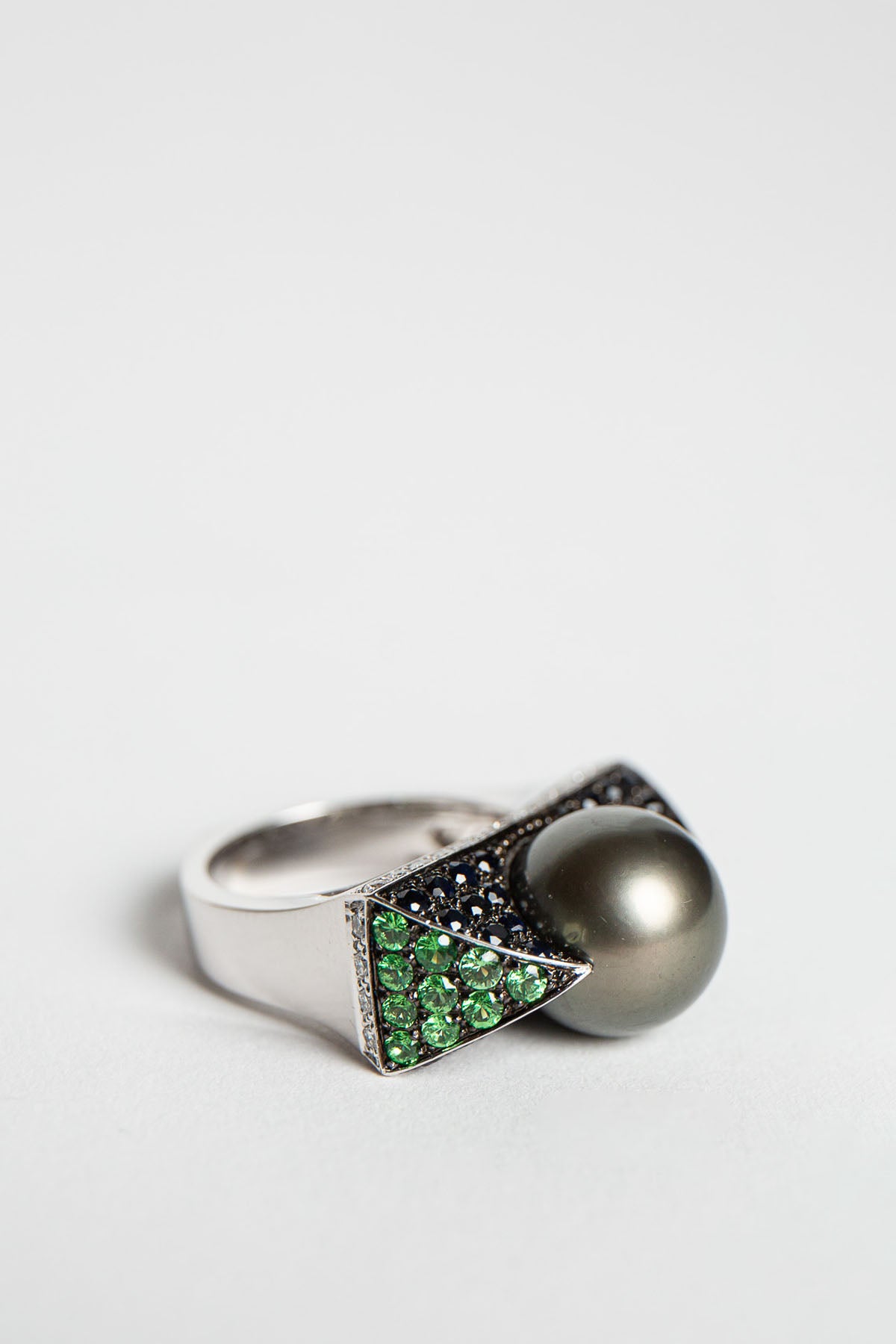 STEPHEN WEBSTER | 18K WHITE GOLD BLACK WIDOW MULTI-STONE RING