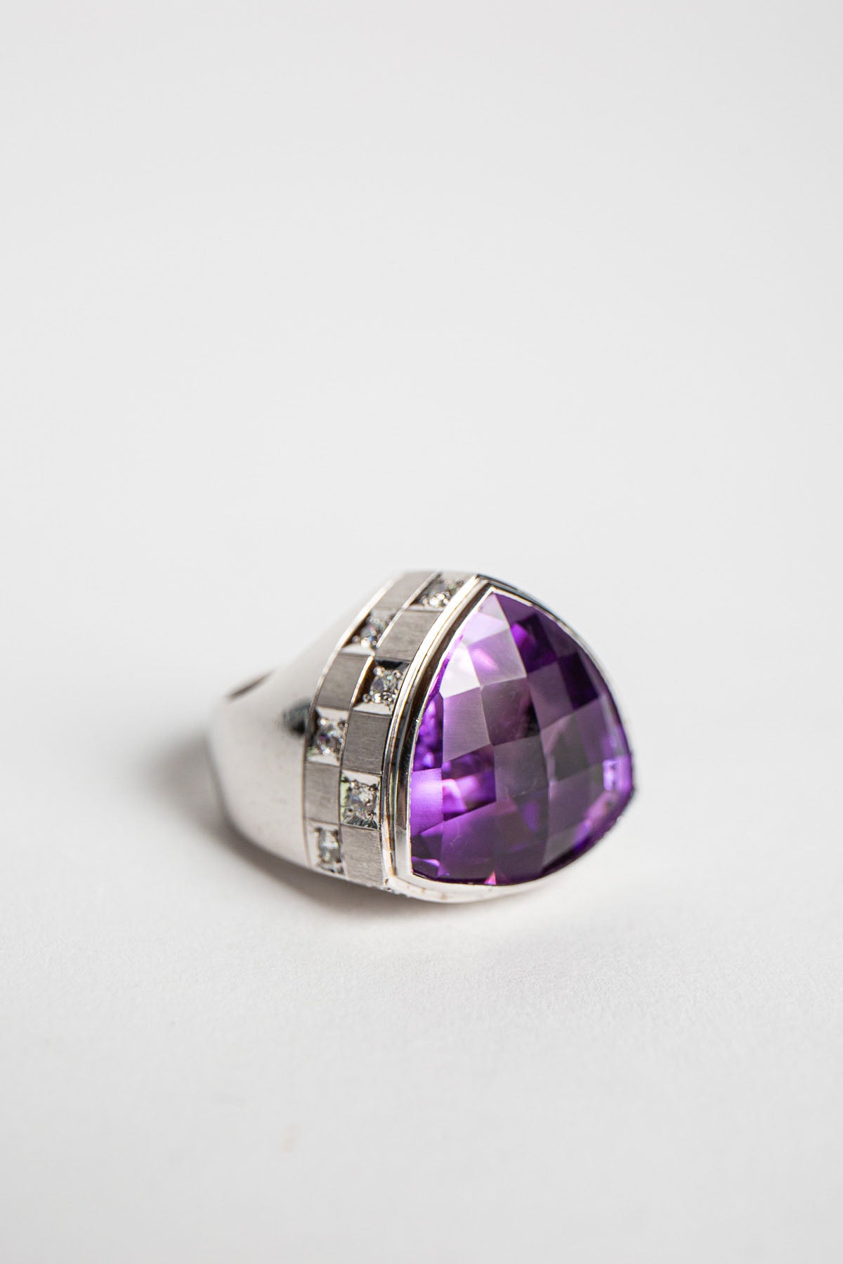 STEPHEN WEBSTER | 18K WHITE GOLD CHECKERBOARD AMETHYST RING