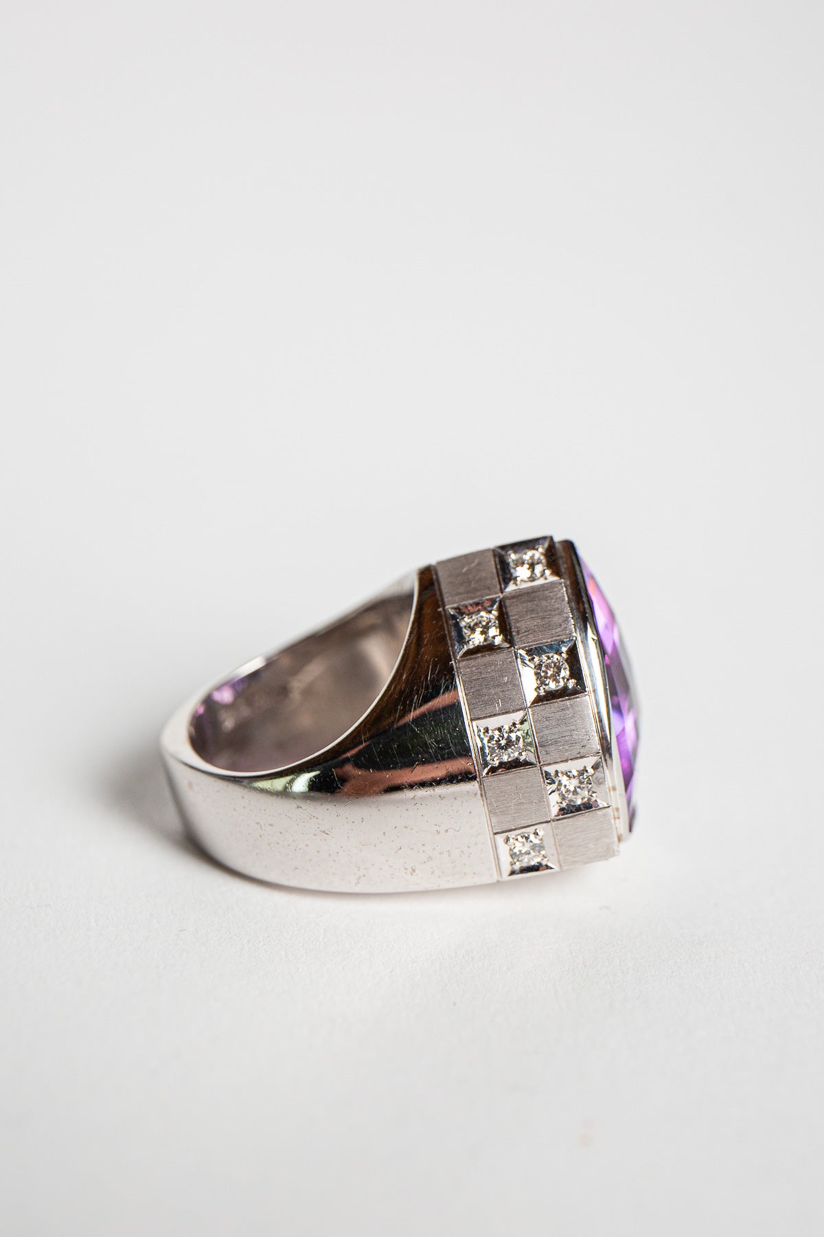 STEPHEN WEBSTER | 18K WHITE GOLD CHECKERBOARD AMETHYST RING