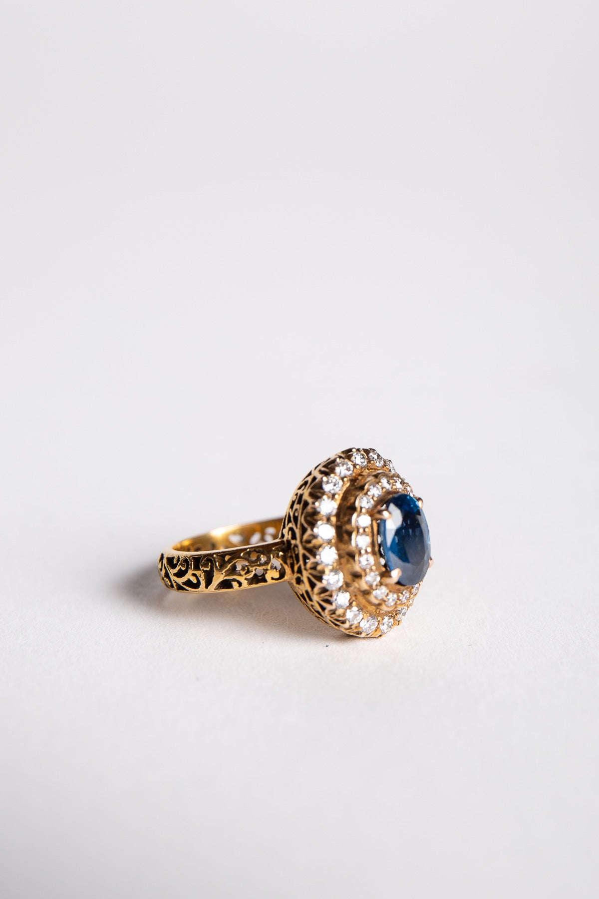 AMRAPALI LONDON | YELLOW GOLD SAPPHIRE & DIAMOND RNG