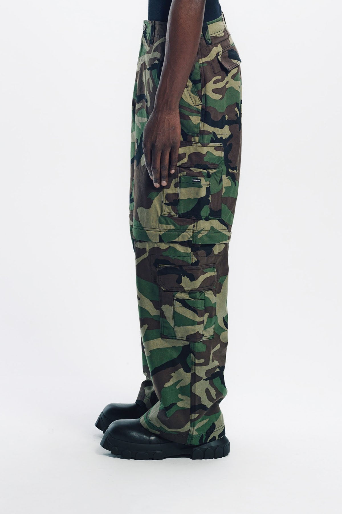 服/ファッション VETEMENTS 18FW Camouflage Sticker Cargo Pants Camo M FW18 Vetements Sticker Camo Cargo Pants from seller 'Antimutual'