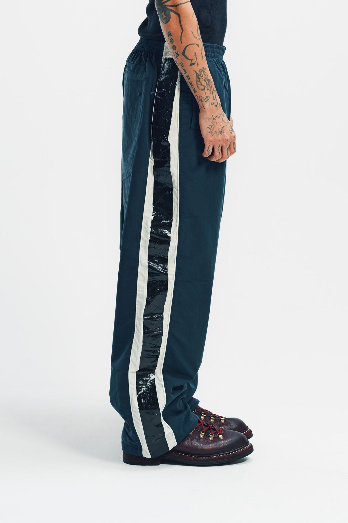 S*4様 VETEMENTS LOGO TAPE TRACK PANTS 21a Vetements Logo Tape track pants in black - Black|UA52PA300BBLACK