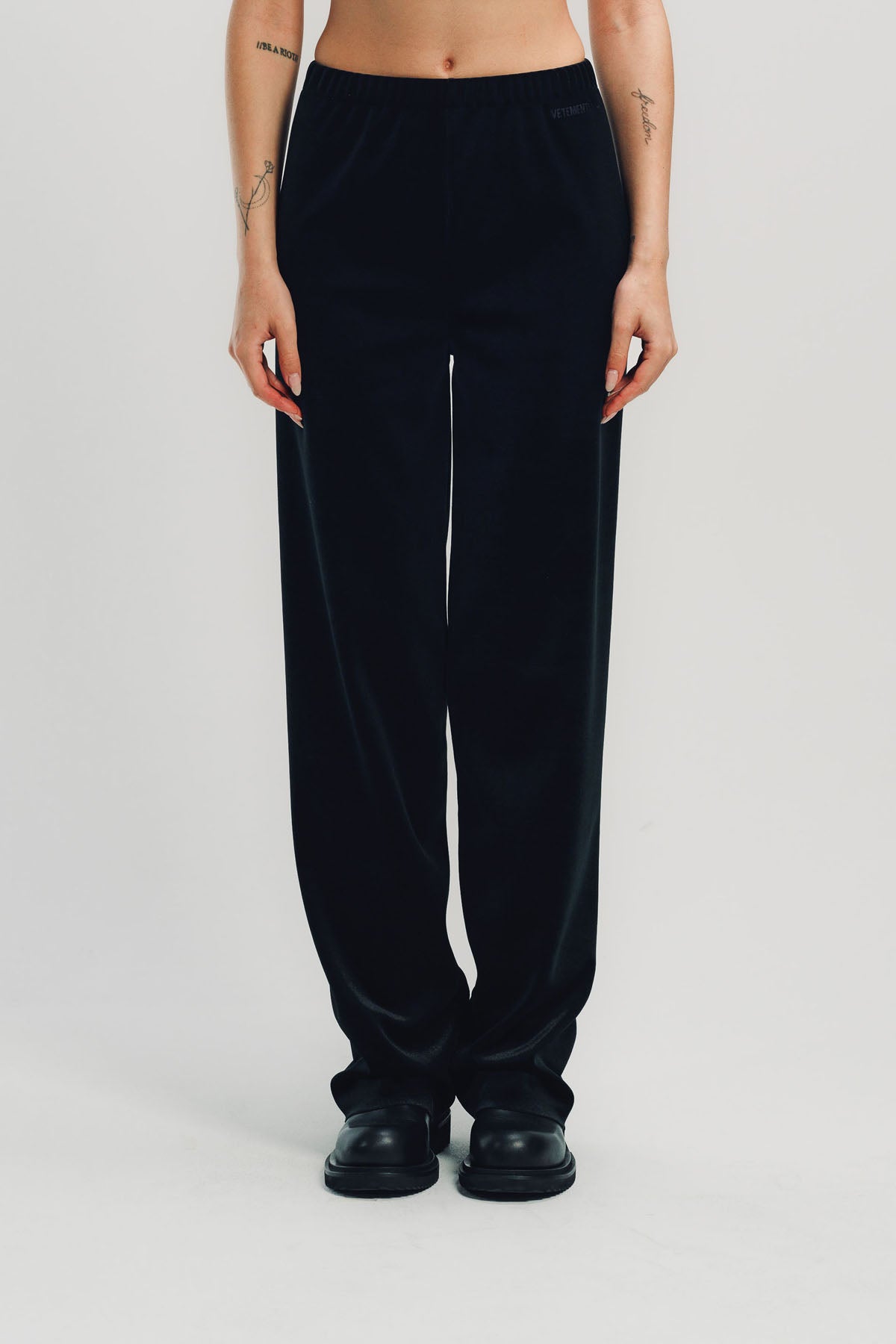 S*4様 VETEMENTS LOGO TAPE TRACK PANTS 21a Vetements Logo Tape track pants in black - Black|UA52PA300BBLACK